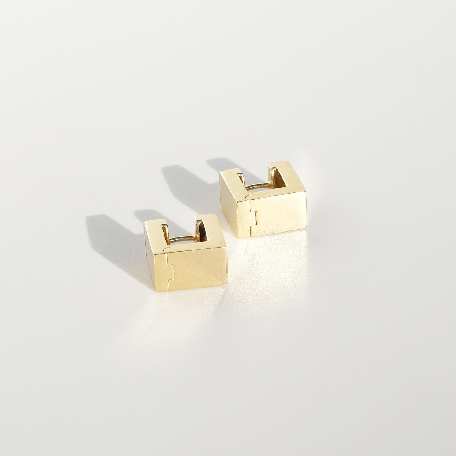 18K Gold Square Earrings “Huggies” In Good Condition For Sale In Stockholm, SE