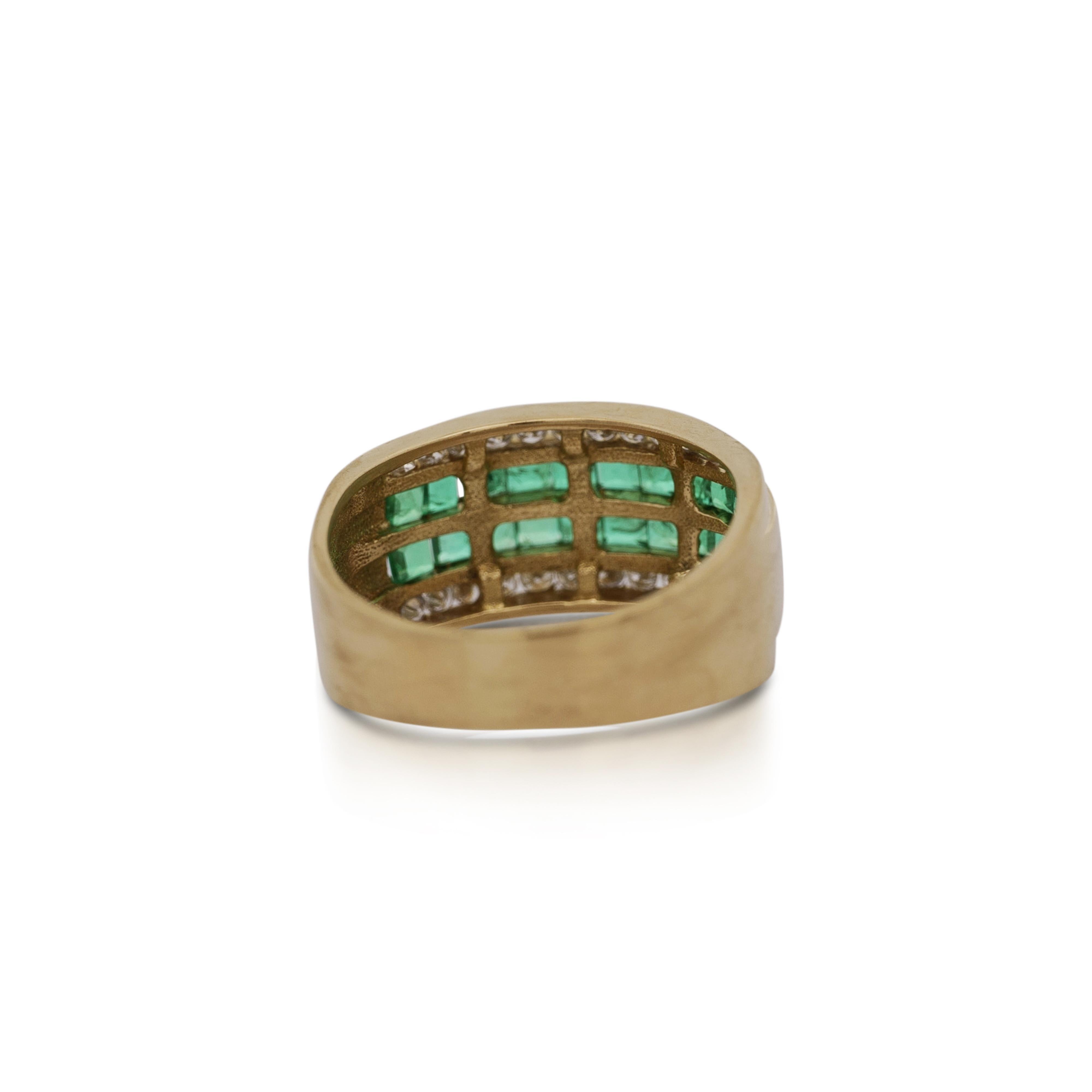 Moderno Anello a fascia con smeraldo quadrato e diamante rotondo incastonato in oro 18K in vendita