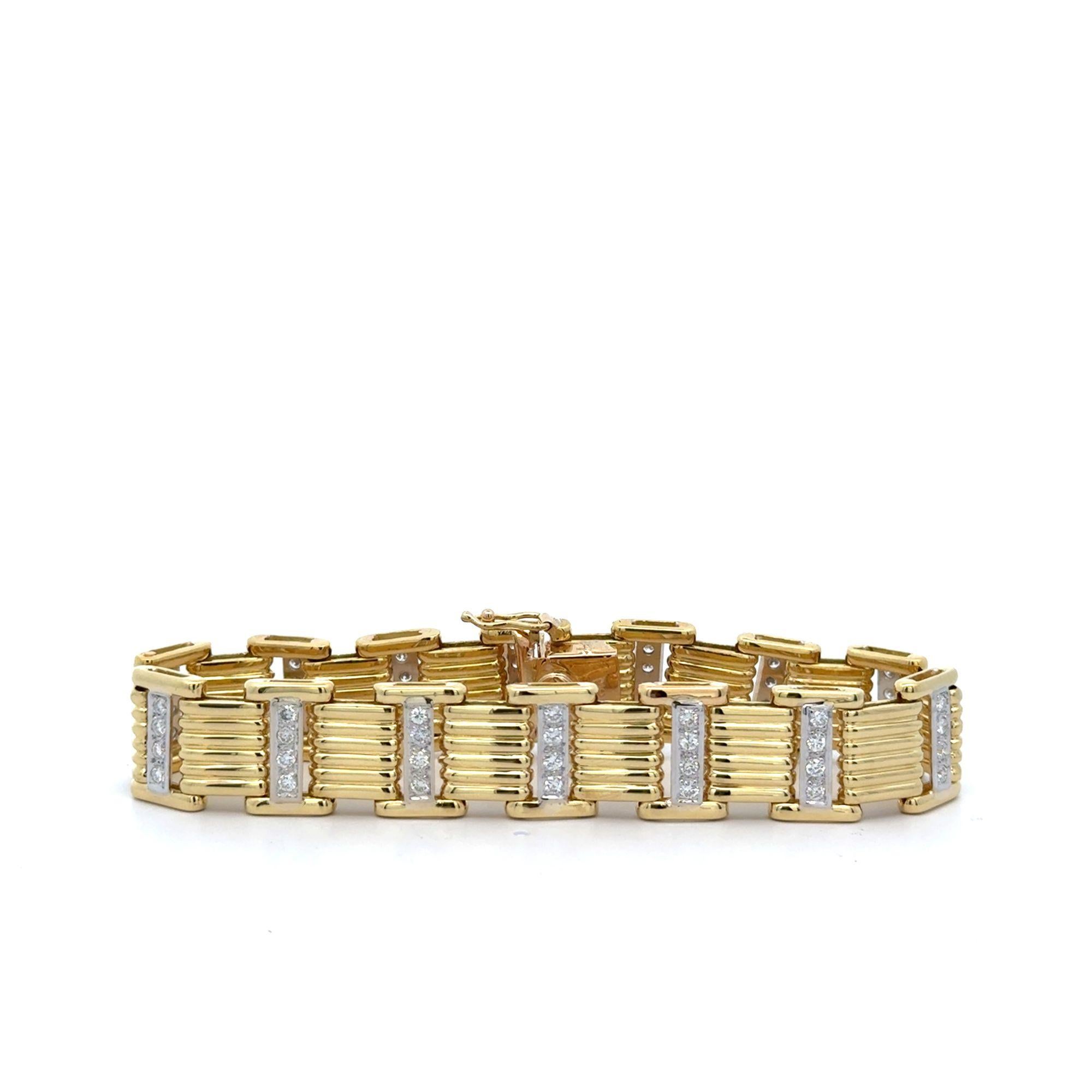 Bracelet pour homme en or 18K à deux maillons de connexion carrés ton sur ton et 1,6 CTTW en diamants naturels de taille ronde.

Détails :
Type d'article : Bracelet à maillons carrés 2 tons
Métal : Or 18K
Longueur : 7,75 pouces
Largeur : 14,5