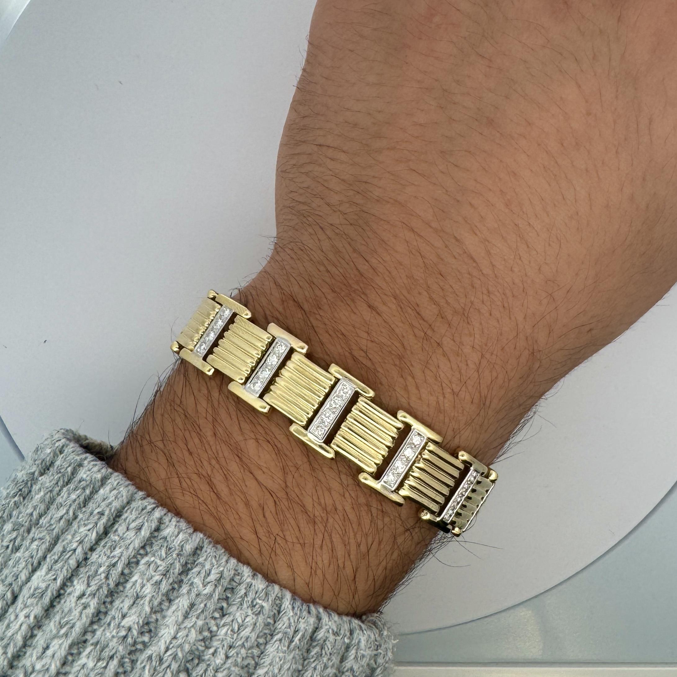 Bracelet pour homme en or 18K à deux maillons de connexion carrés ton sur ton et 1,6 CTTW en diamants naturels de taille ronde.

Détails :
Type d'article : Bracelet à maillons carrés 2 tons
Métal : Or 18K
Longueur : 7,75 pouces
Largeur : 14,5