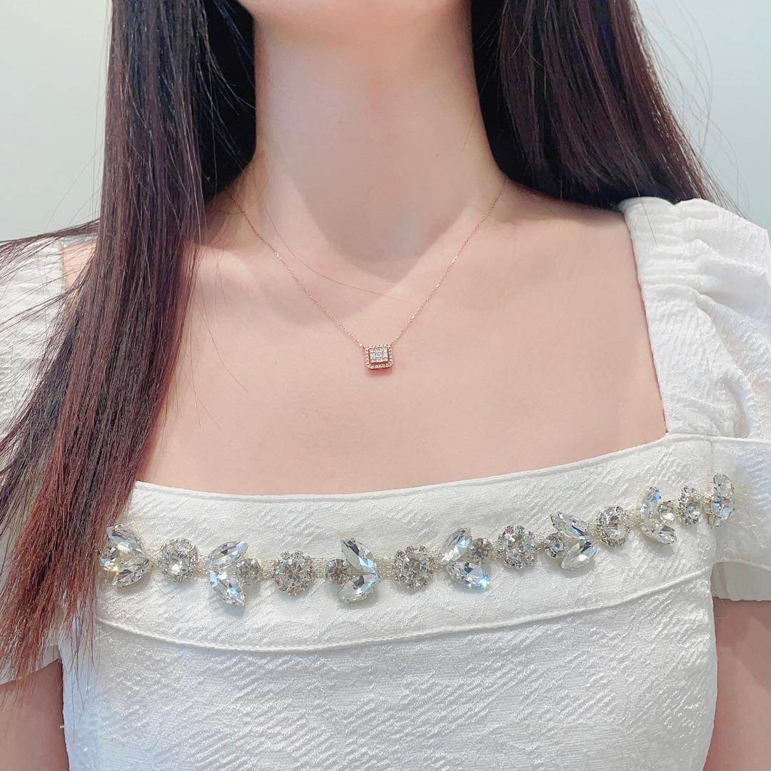 18K Gold Square Pendant Necklace with Natural Diamonds
Designed with striking geometry, this 18K gold square pendant necklace features a central 0.13ct natural diamond framed by 0.25ct of dazzling stones. Sophisticated and versatile, it brings