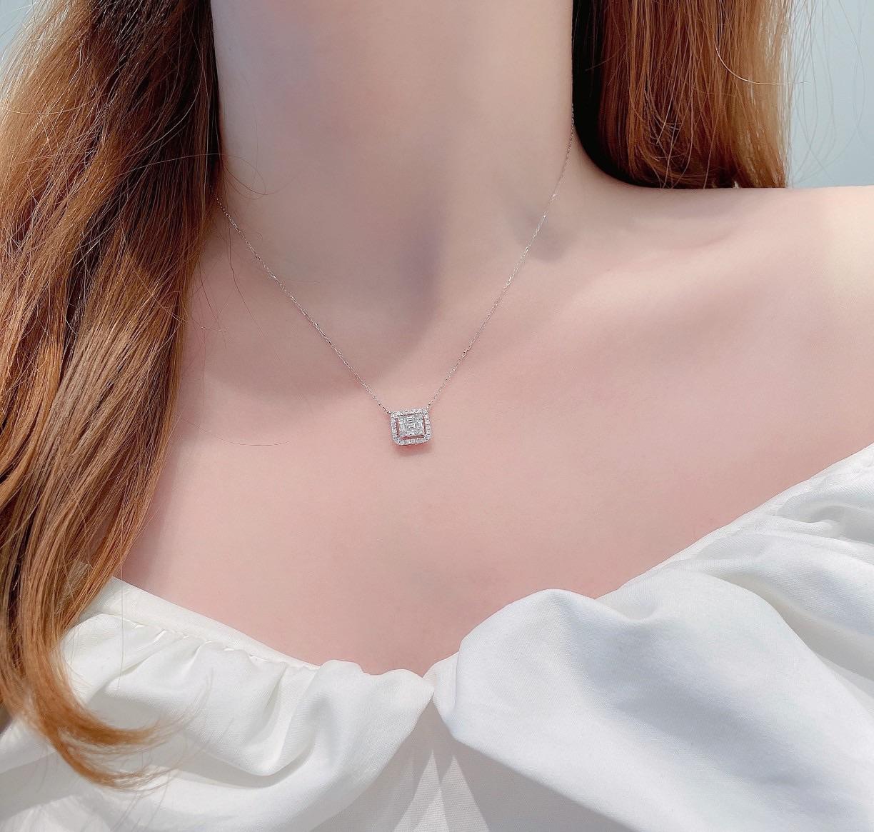 18K Gold Square Pendant Necklace with Natural Diamonds In New Condition For Sale In Hong Kong, HK