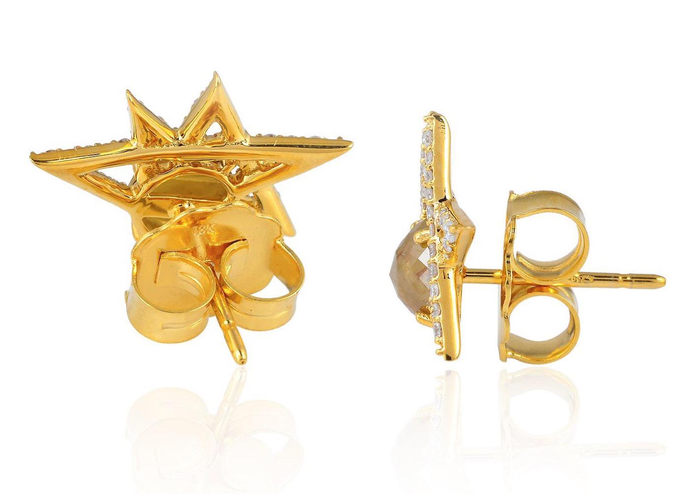 Diese wunderschönen Ohrstecker aus 18-karätigem Gold sind mit einem Fancy Slice-Diamanten und 1,94 Karat funkelnden Diamanten besetzt. 

FOLGEN  MEGHNA JEWELS Storefront, um die neueste Kollektion und exklusive Stücke zu sehen.  Meghna Jewels ist