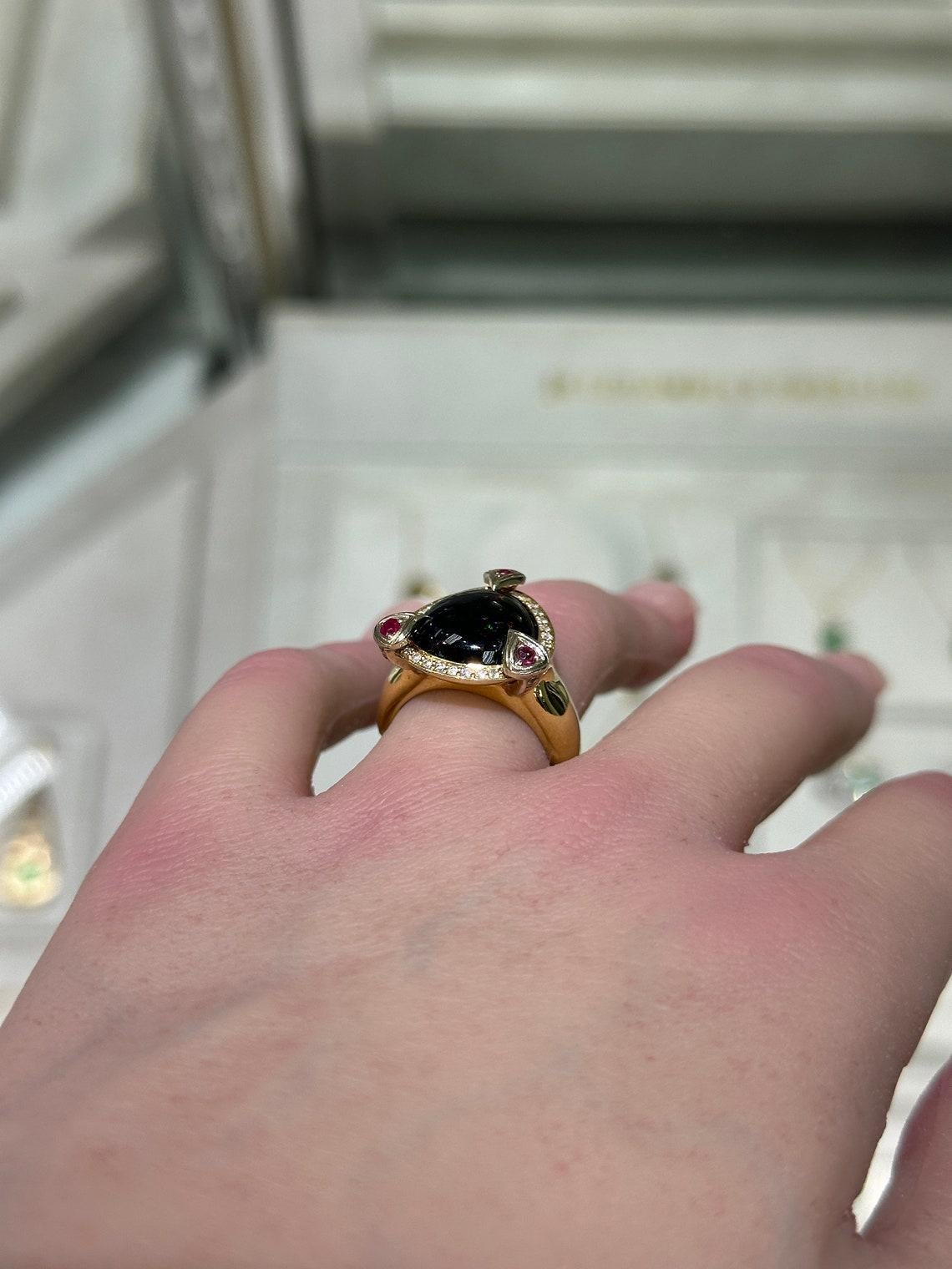 Bague fantaisie en or 18 carats avec opale naturelle, rubis et diamants, avec poire Neuf - En vente à Jupiter, FL