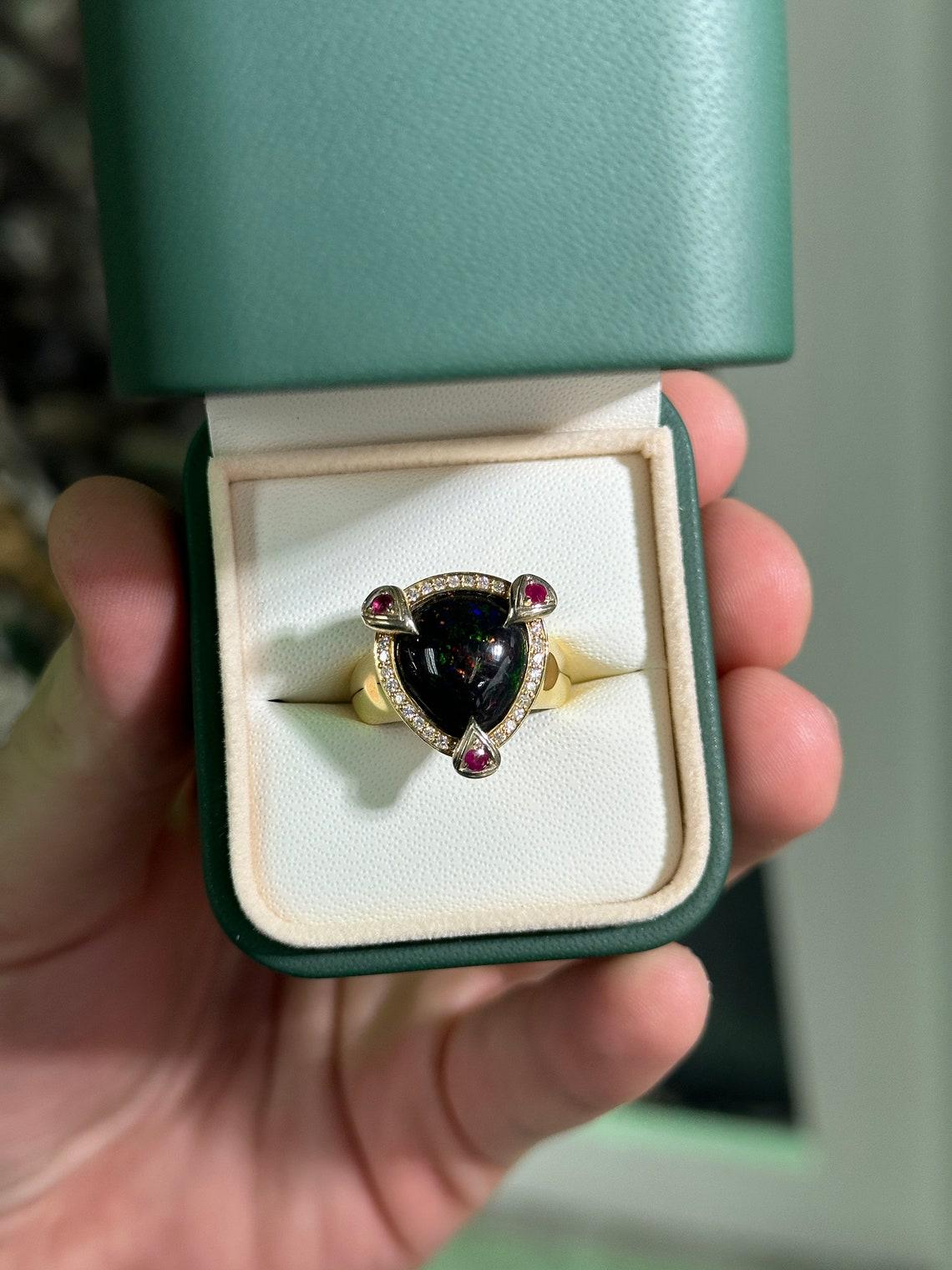 Bague fantaisie en or 18 carats avec opale naturelle, rubis et diamants, avec poire Pour femmes en vente