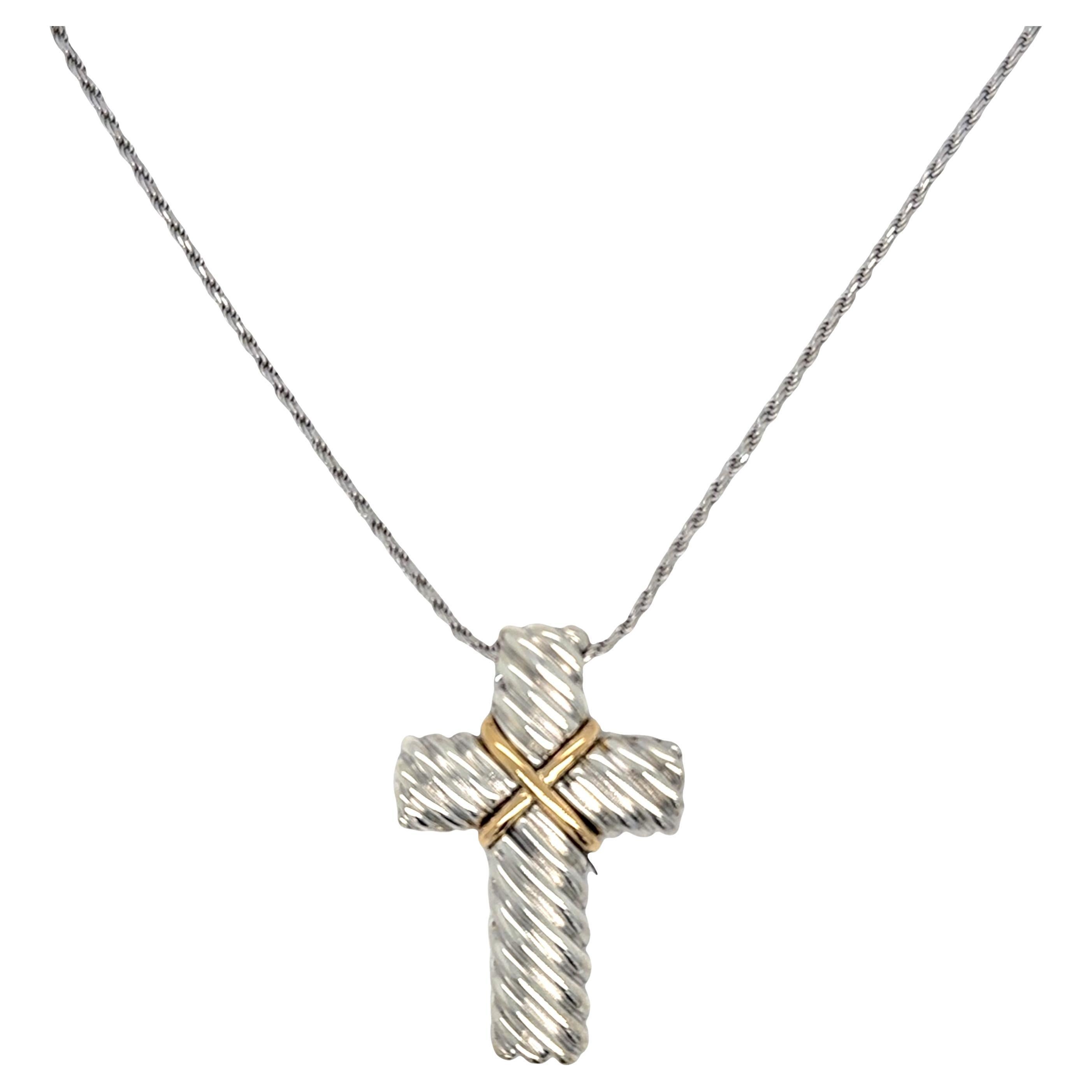 Collar de oro de 18 quilates y plata de ley con cable y cruz acanalada en venta