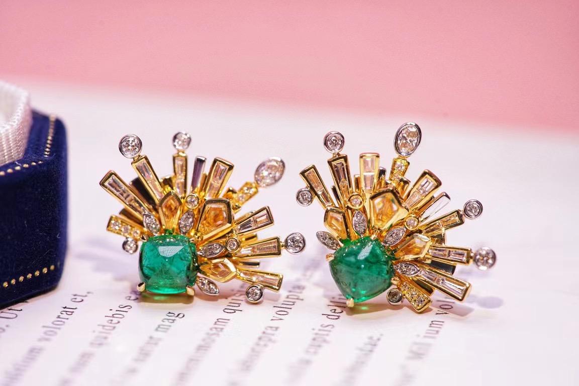 Modern 18K Gold Sugarloaf Cabochon Emerald & Crystal Earrings with Diamonds For Sale