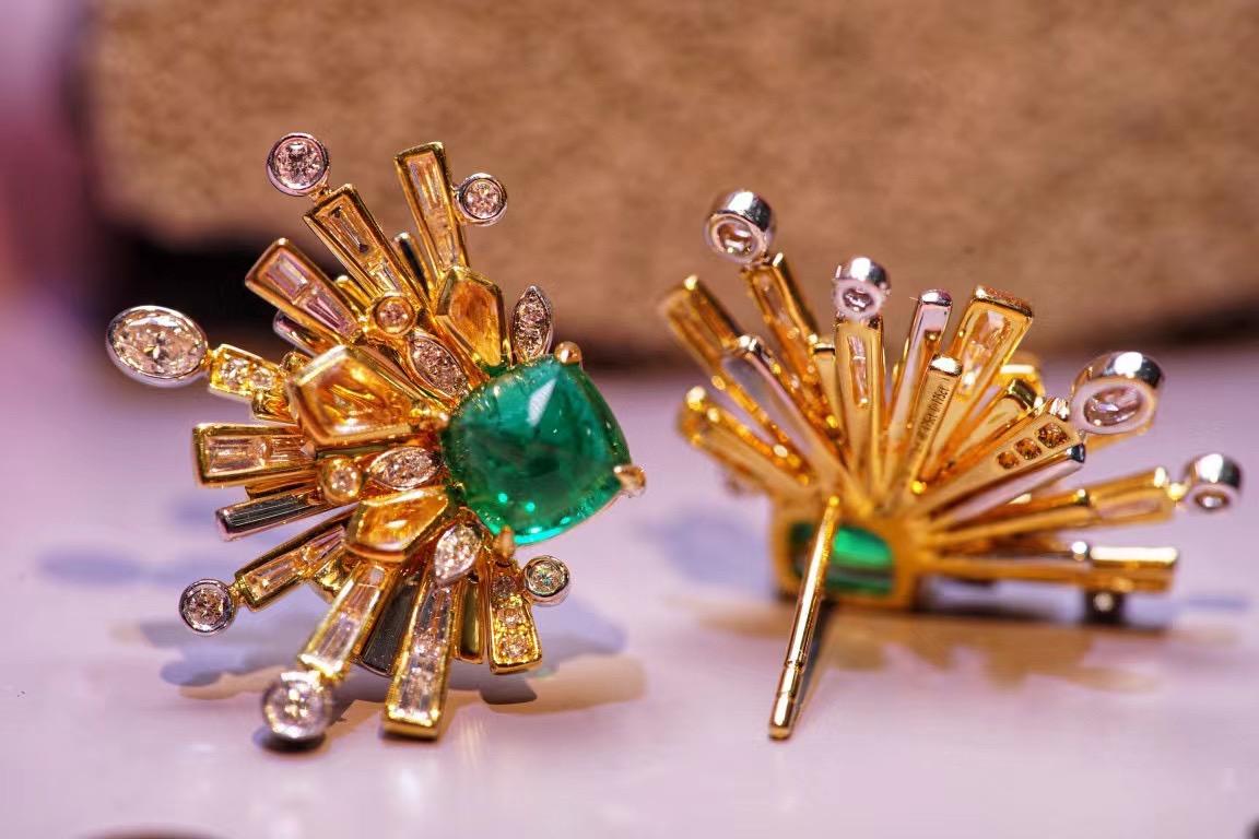 18K Gold Sugarloaf Cabochon Emerald & Crystal Earrings with Diamonds In New Condition For Sale In Kowloon, HK