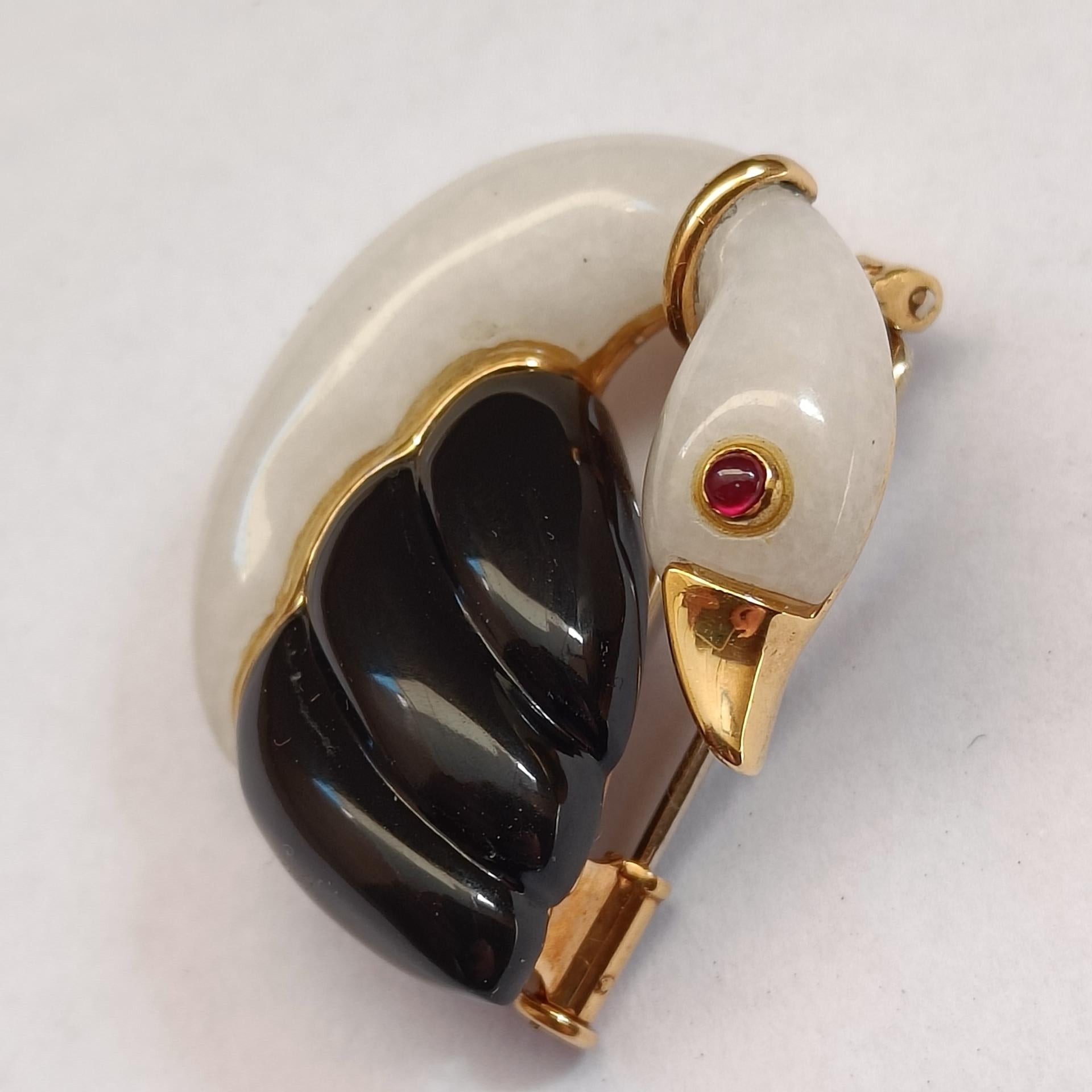 Modern 18k Gold Swan Brooch with Ruby, Chalcedony and Onyx - Vintage Animal Pin Brooch For Sale