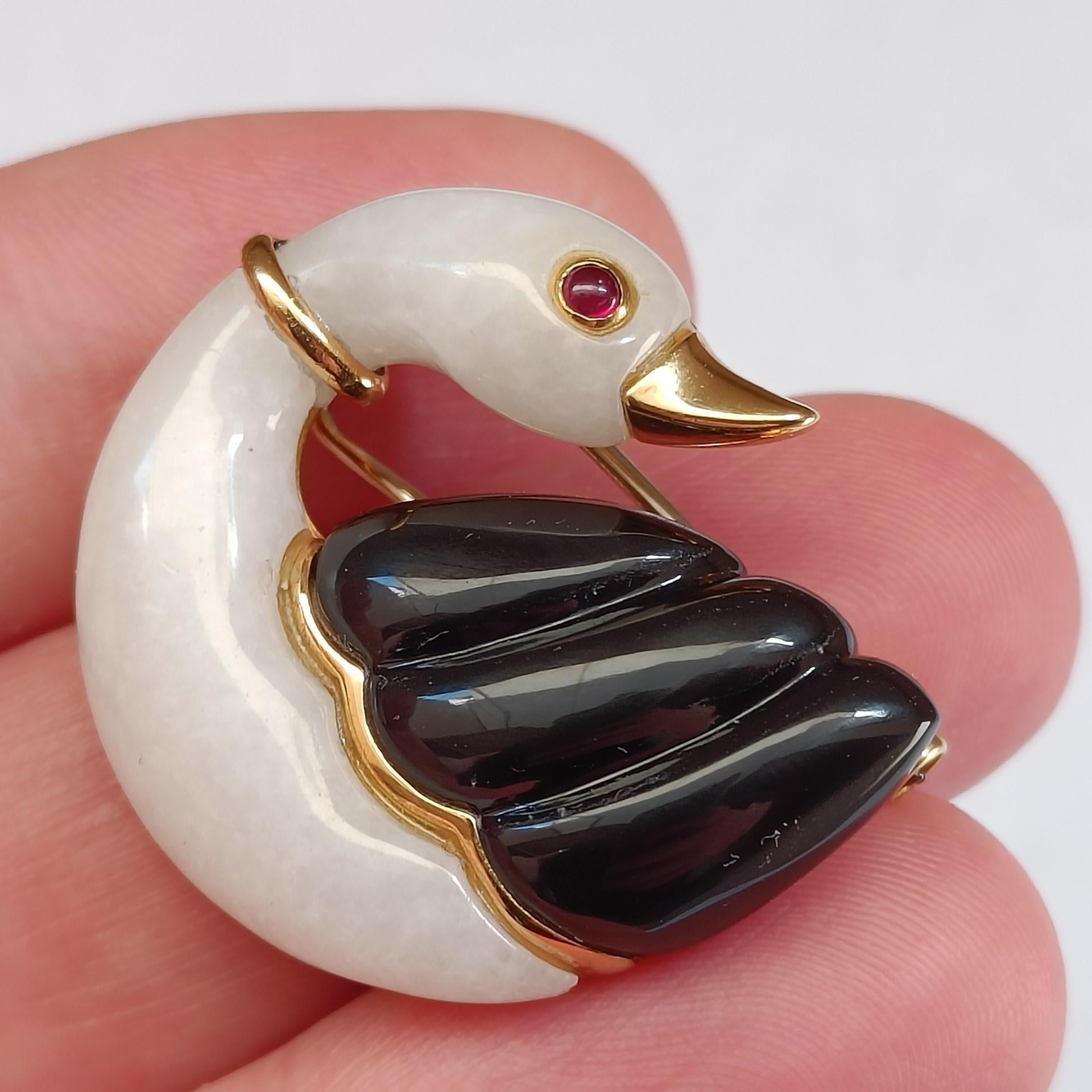 Cabochon 18k Gold Swan Brooch with Ruby, Chalcedony and Onyx - Vintage Animal Pin Brooch For Sale