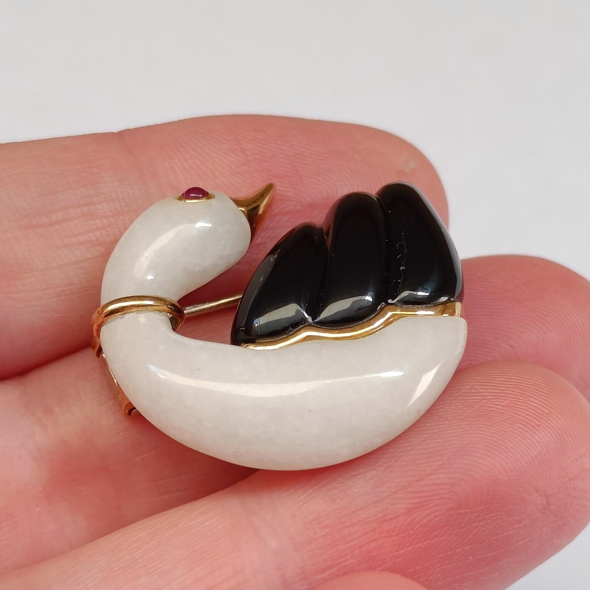 Women's or Men's 18k Gold Swan Brooch with Ruby, Chalcedony and Onyx - Vintage Animal Pin Brooch For Sale