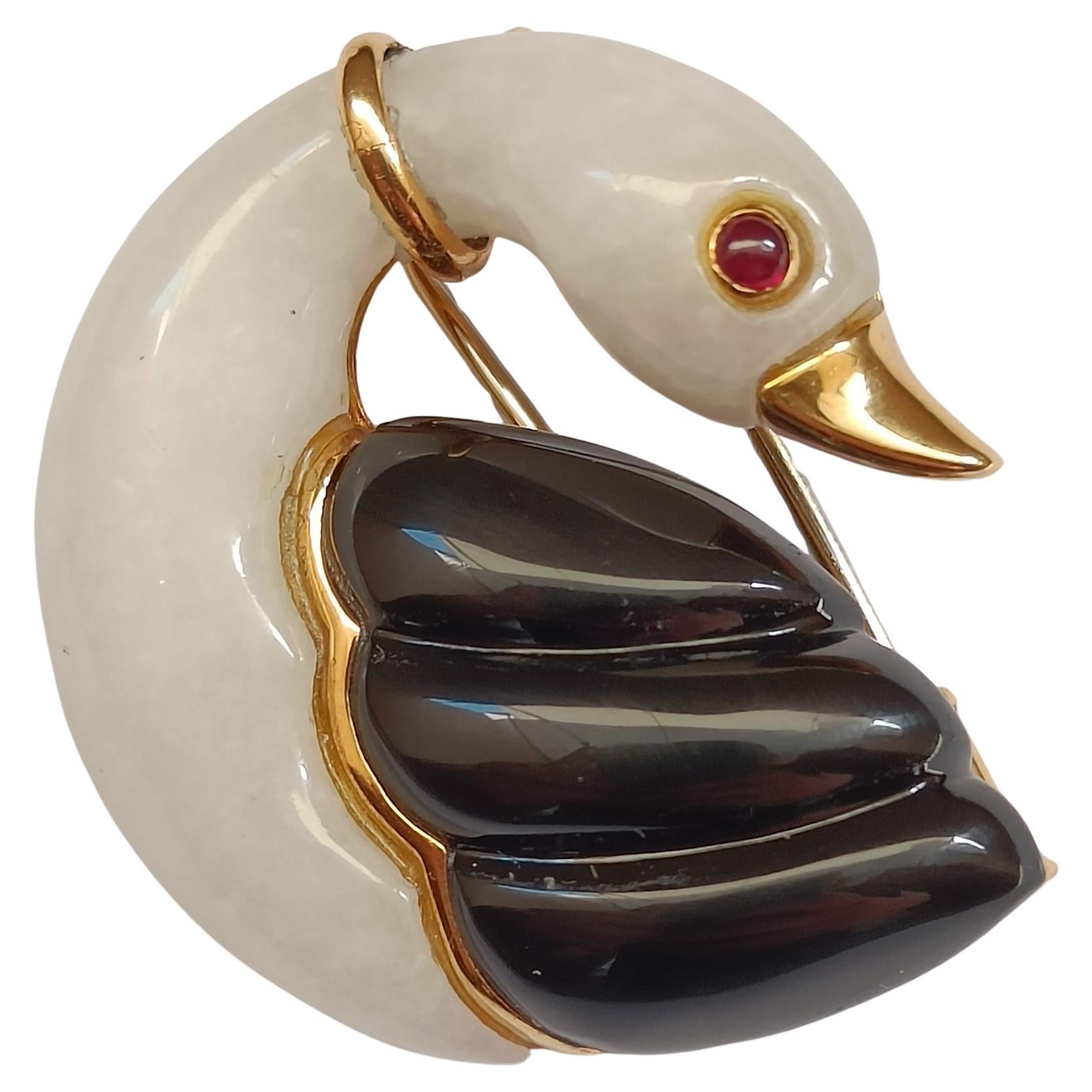 18k Gold Swan Brooch with Ruby, Chalcedony and Onyx - Vintage Animal Pin Brooch For Sale