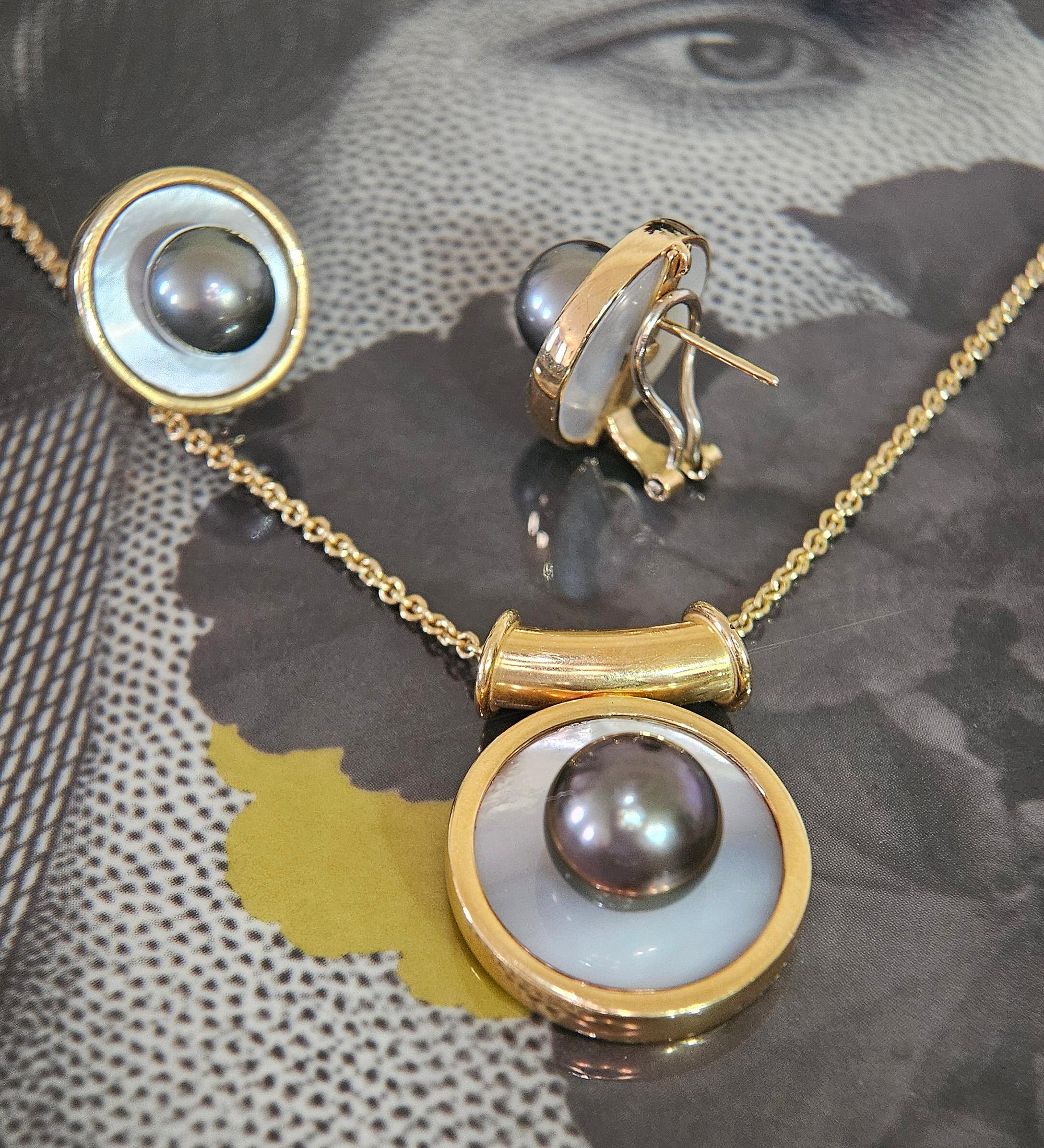 Exquisite Vintage 18K Gelbgold Tahiti & Perlmutt-Schmuck-Set.

Dieses atemberaubende Vintage-Set mit Ohrringen aus Tahiti und Perlmutt und einem dazu passenden Anhänger/Schieberegler aus massivem 18-karätigem Gelbgold wertet jeden Look auf. Diese