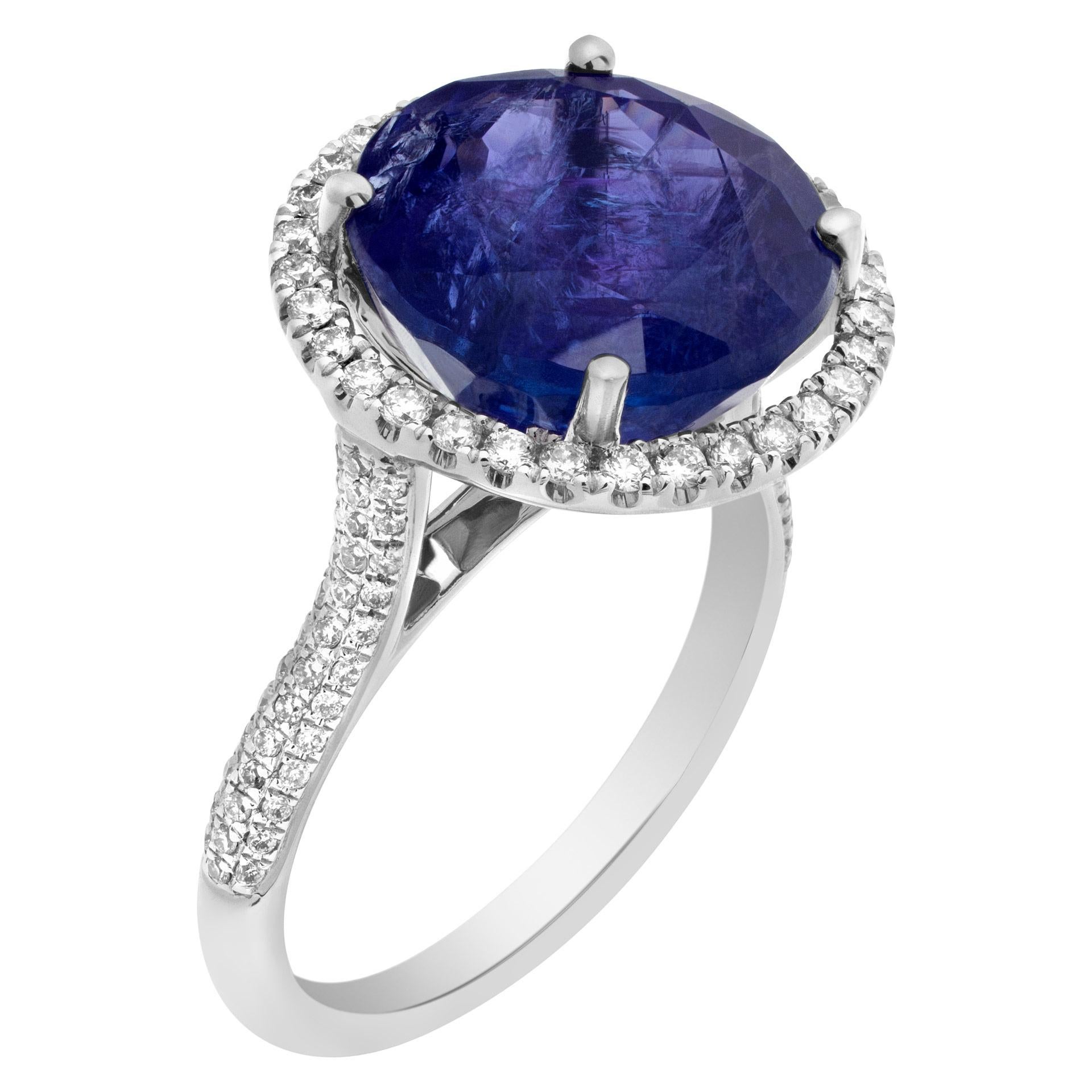 Anello con tanzanite taglio brillante e diamanti incastonati in oro bianco 18 carati. Tanzanite rotonda taglio brillante peso totale circa  7,84 carati. Diamanti rotondi taglio brillante per un peso totale di circa 0.40 carati. Misura 6,75.

Questo