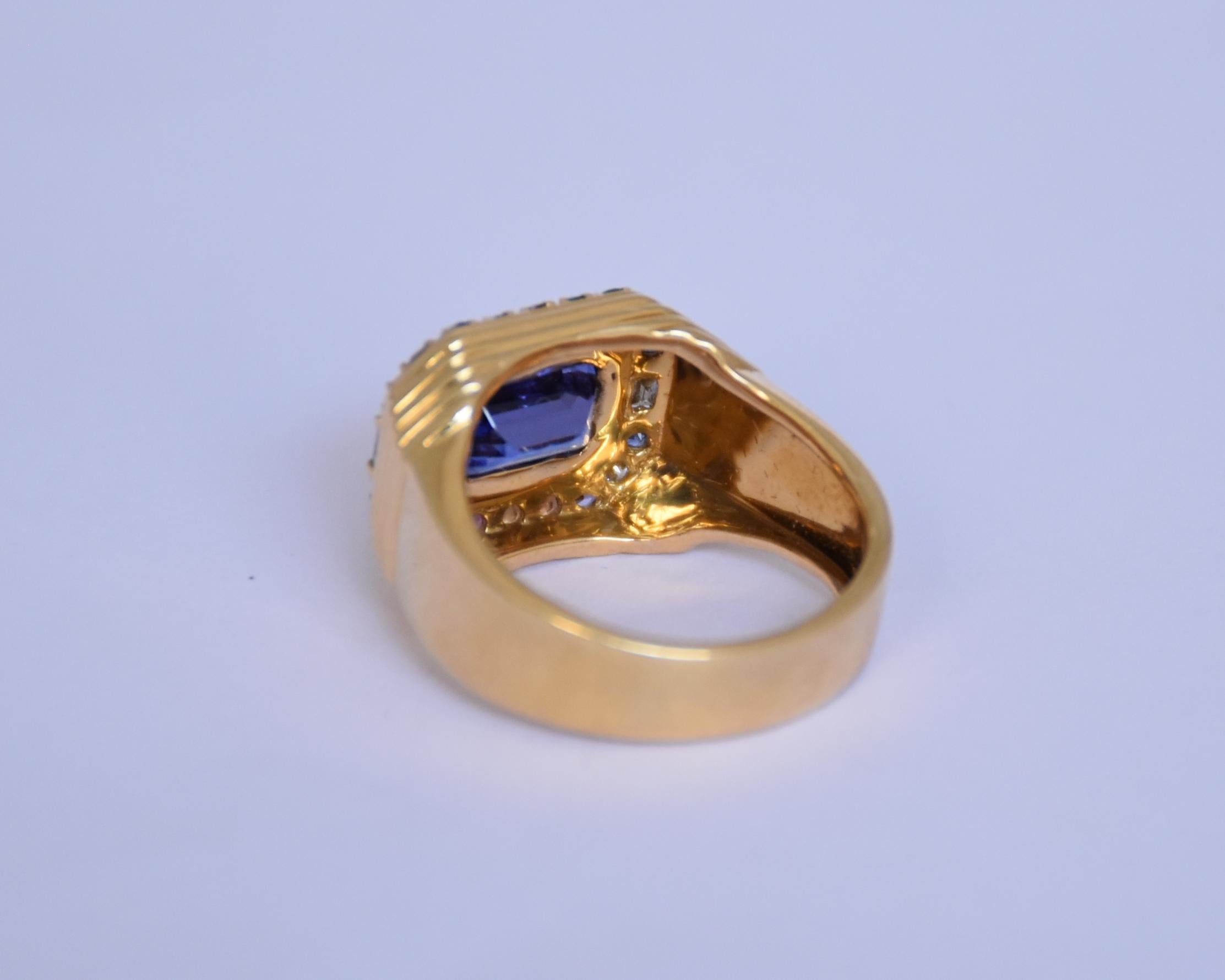 Anello con tanzanite in oro 18 carati, zaffiri e diamanti In condizioni Nuovo in vendita a Bangkok,, TH