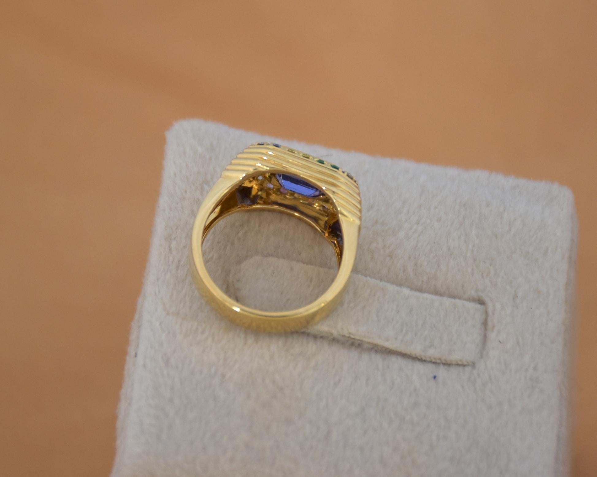 Anello con tanzanite in oro 18 carati, zaffiri e diamanti in vendita 2