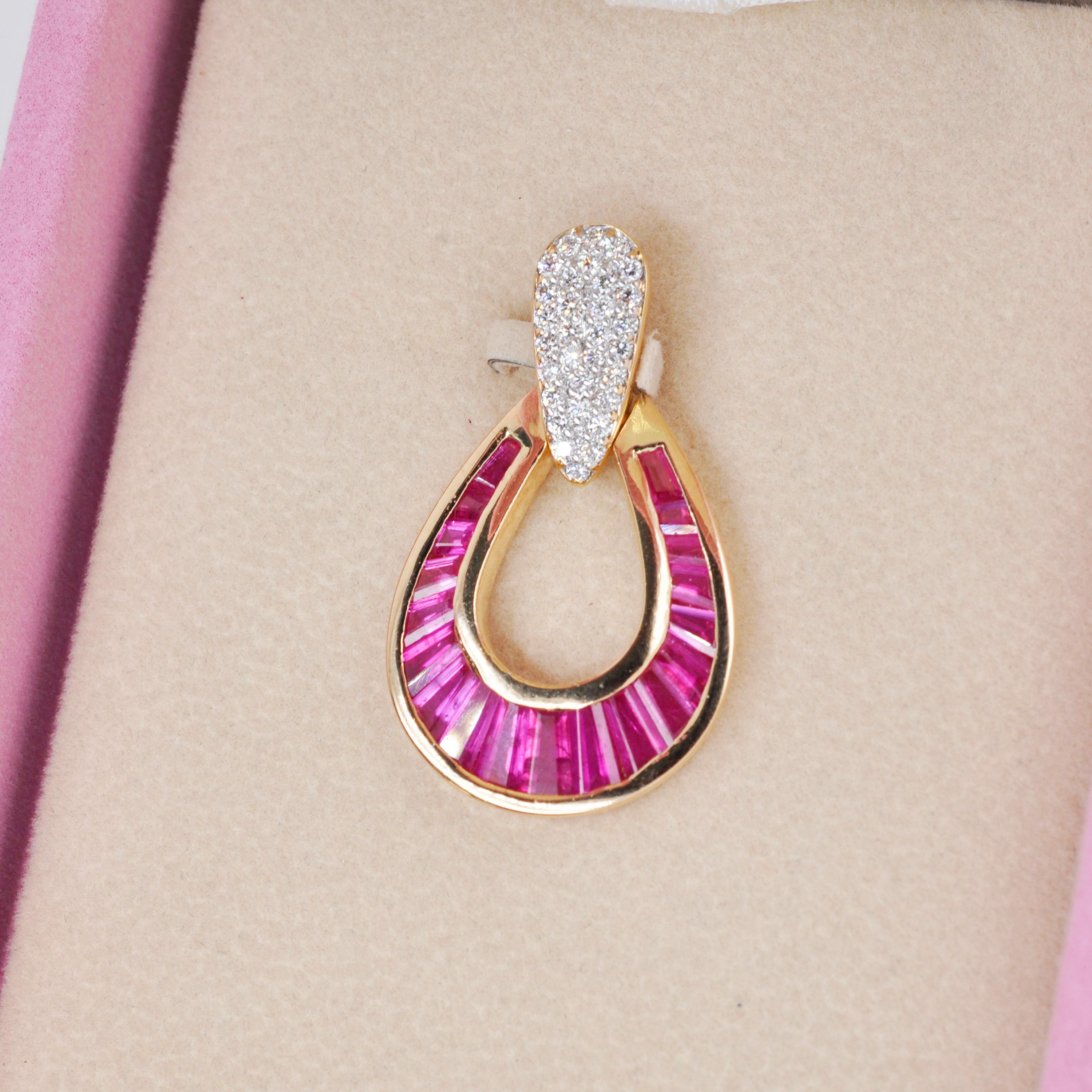18K Gold Taper Baguette Calibre Cut Ruby Diamond Tear-Drop Pendant Necklace For Sale 3