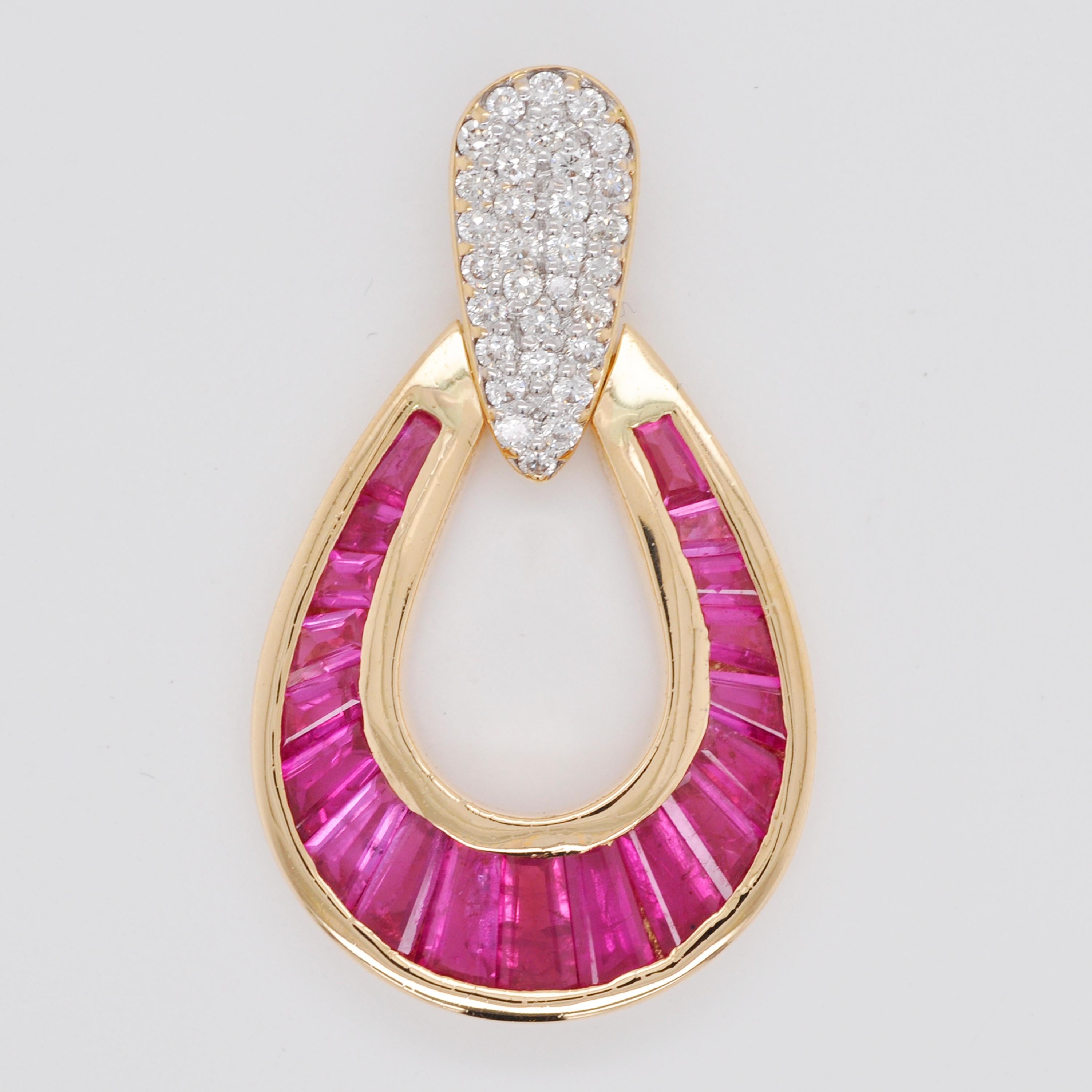Collier pendentif en or 18K en forme de goutte d'eau avec diamants rubis et baguettes de calibre Pour femmes en vente