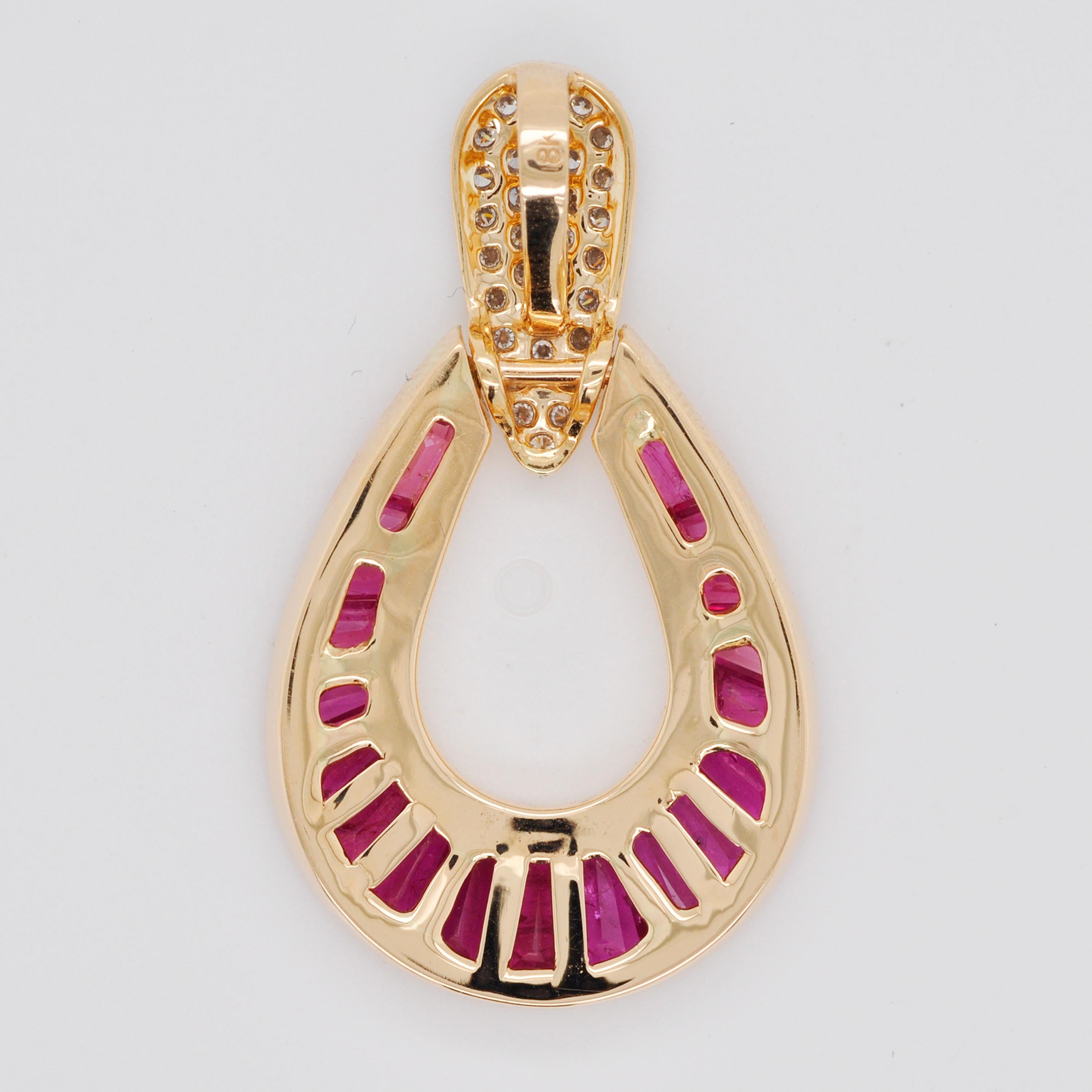 18K Gold Taper Baguette Calibre Cut Ruby Diamond Tear-Drop Pendant Necklace In New Condition For Sale In Jaipur, Rajasthan