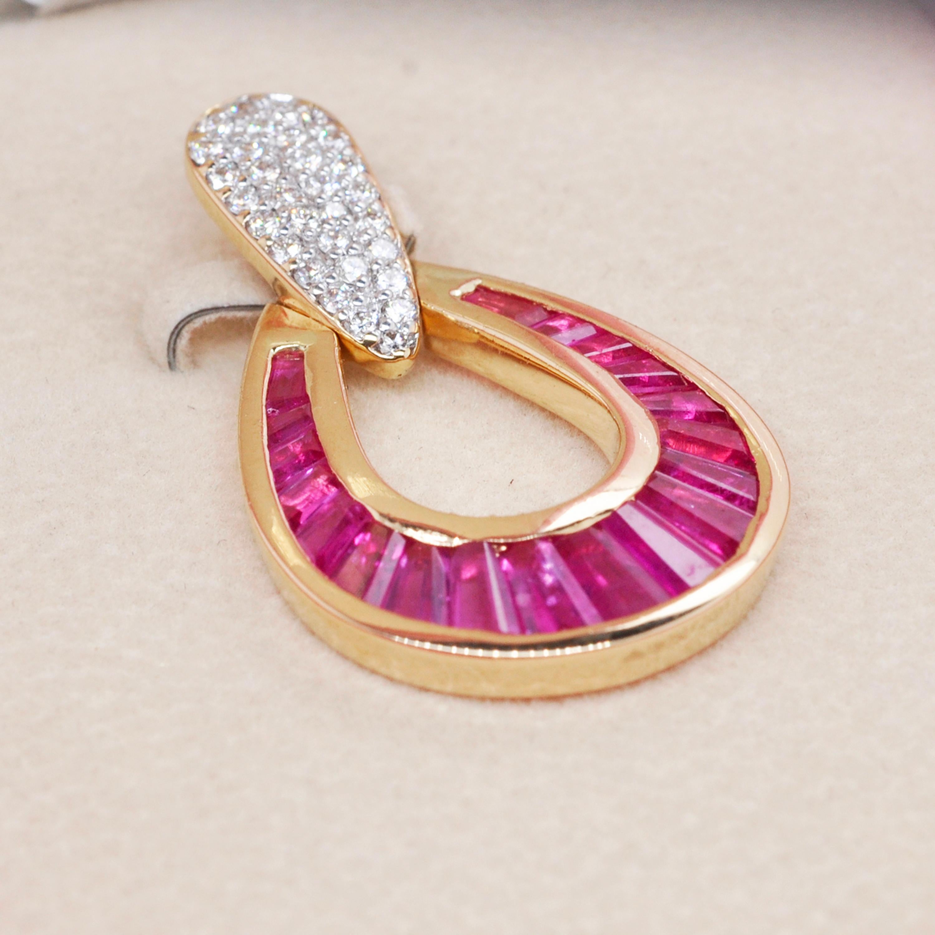 18K Gold Taper Baguette Calibre Cut Ruby Diamond Tear-Drop Pendant Necklace For Sale 1