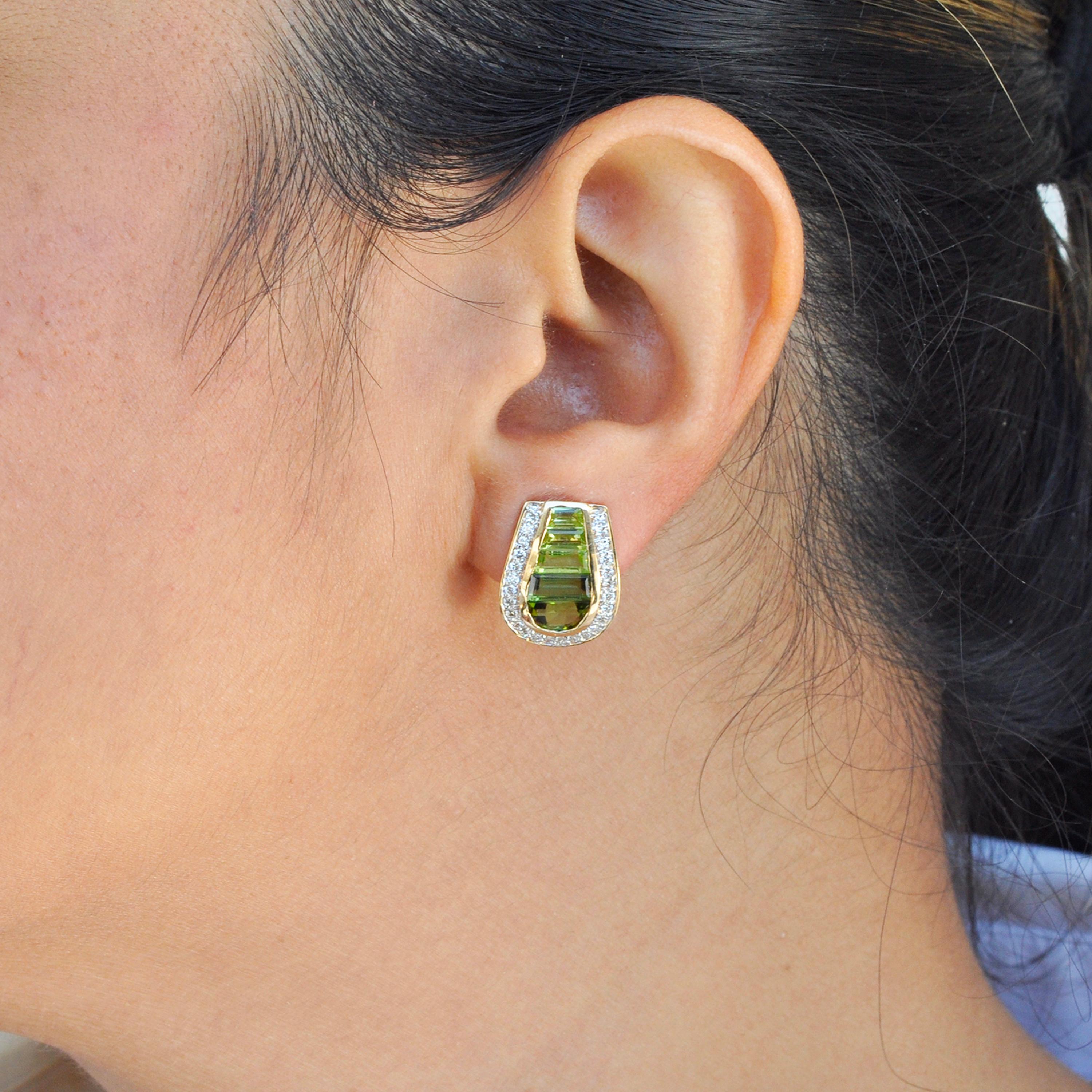 Contemporary 18K Gold Taper Baguette Green Tourmaline Peridot Diamond Pendant Earrings Set For Sale