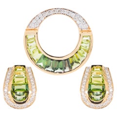 Boucles d'oreilles pendantes en or 18 carats avec tourmaline verte et péridot en forme de baguette et diamant