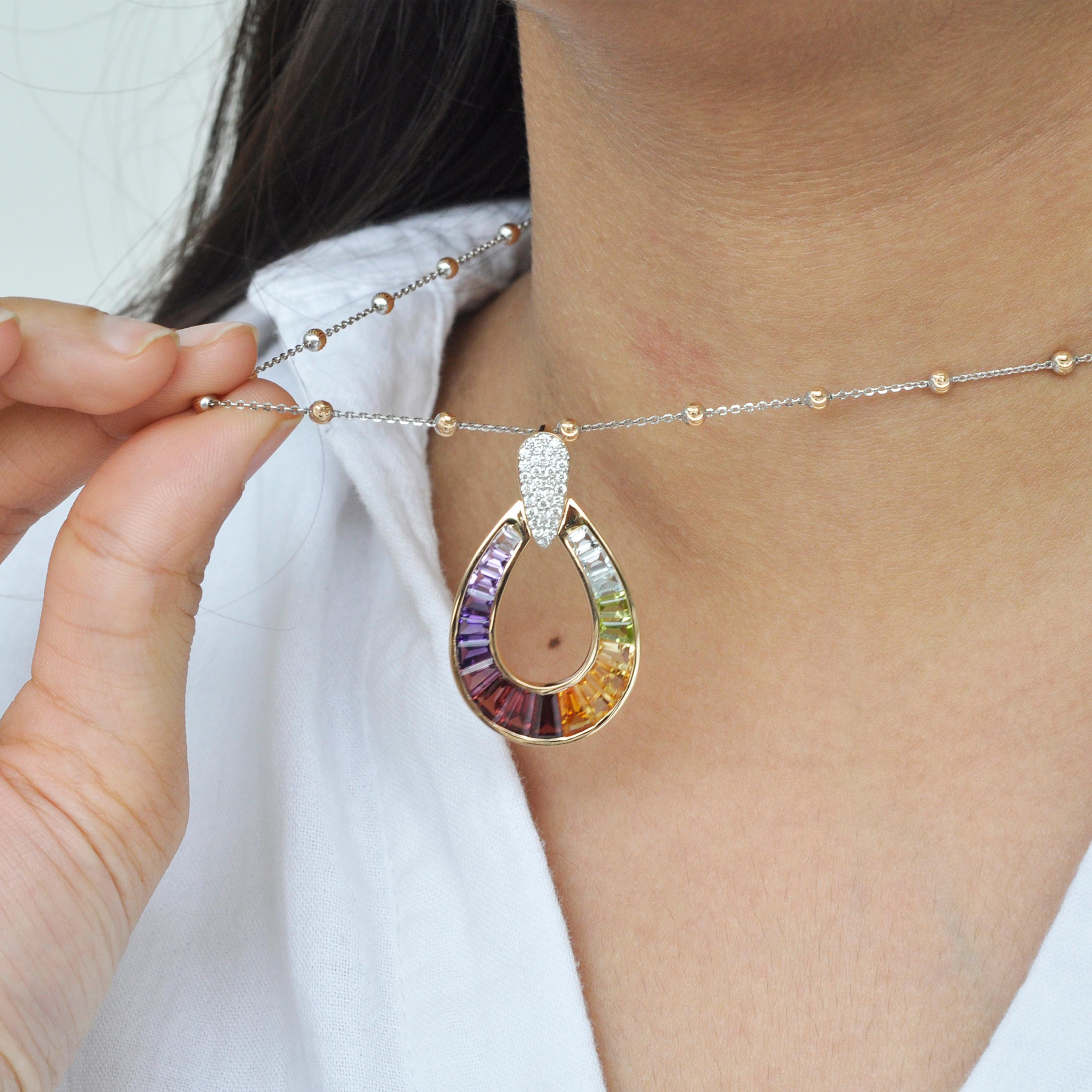 Art Déco Collana con ciondolo in oro 14 carati con baguette a goccia multicolore Rainbow Diamonds in vendita