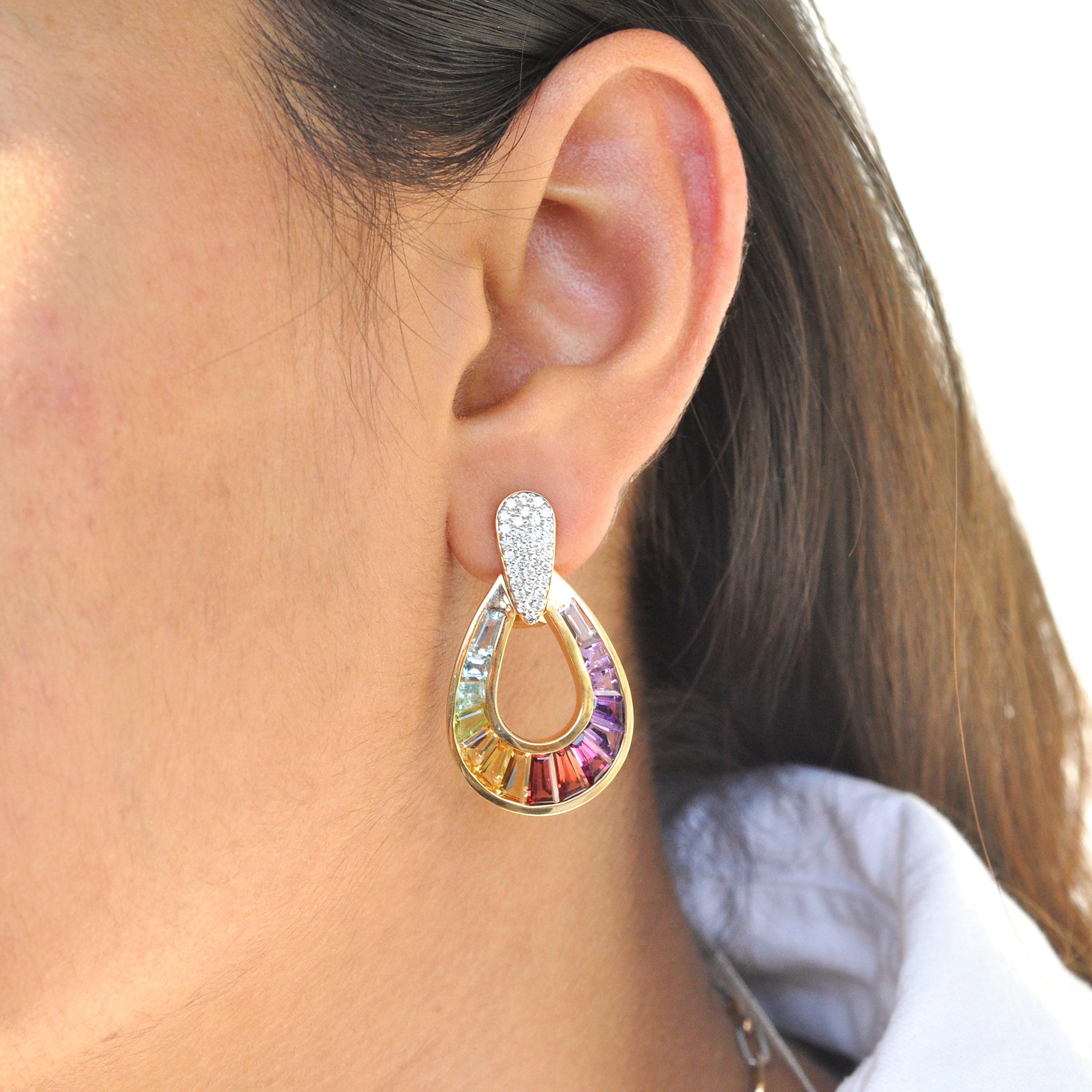 Ensemble de boucles d'oreilles pendantes en or 18 carats avec diamants baguettes multicolores en forme de goutte de pluie et arc-en-ciel en vente 10