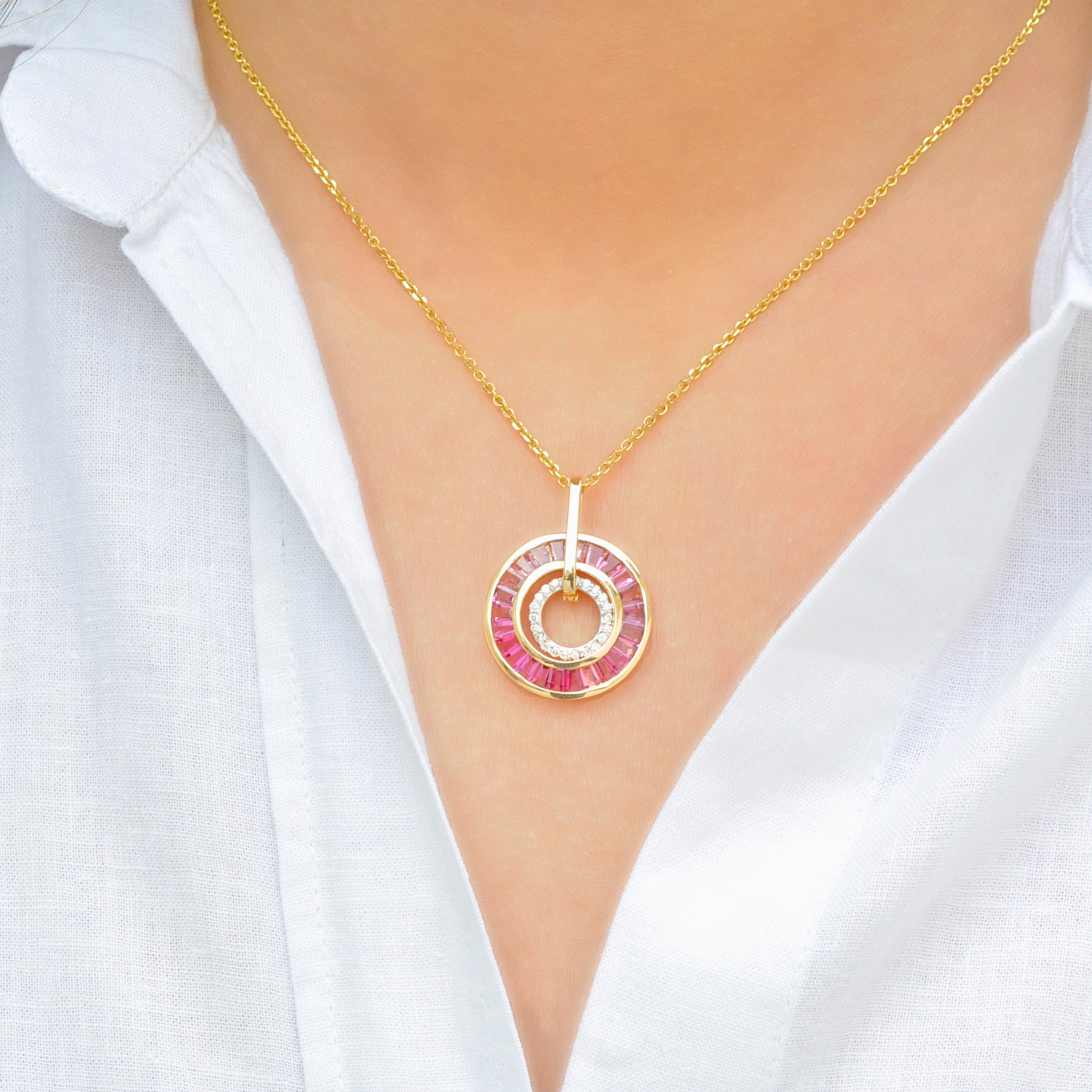 Collar colgante art decó de oro rosa de 18 quilates con turmalina cónica baguettes de diamantes en círculo

Este impresionante colgante de oro de 18 quilates es una fascinante mezcla de sofisticación y gracia, en la que lustrosas turmalinas rosas se