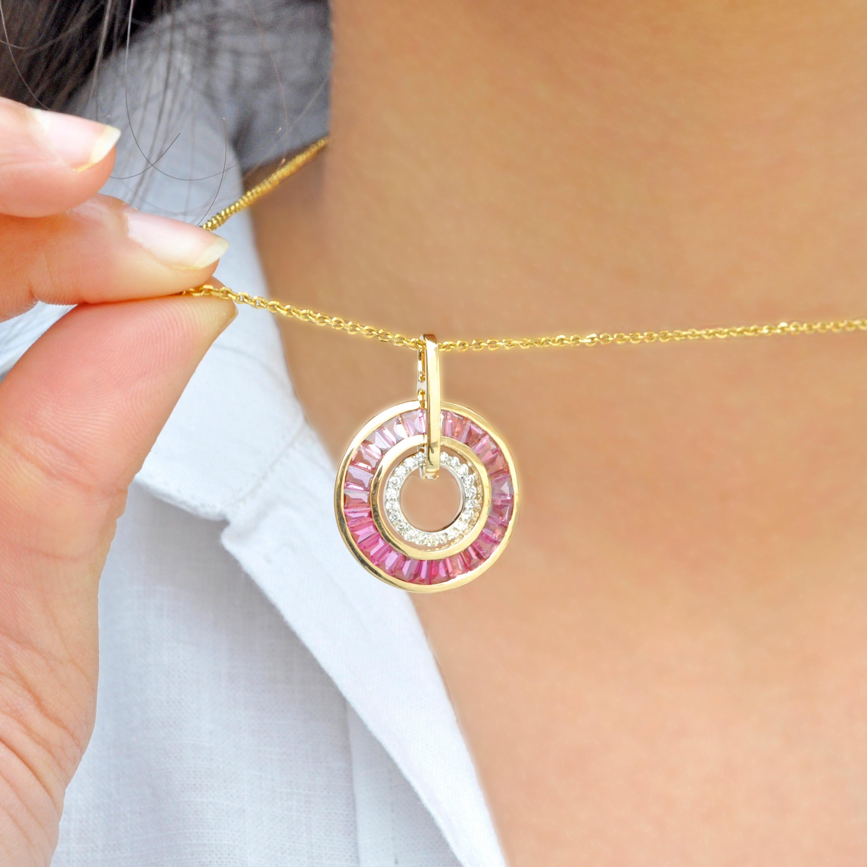 18K Gold Taper Baguette Pink Tourmaline Diamond Circle Art Deco Pendant Necklace In New Condition For Sale In Jaipur, Rajasthan