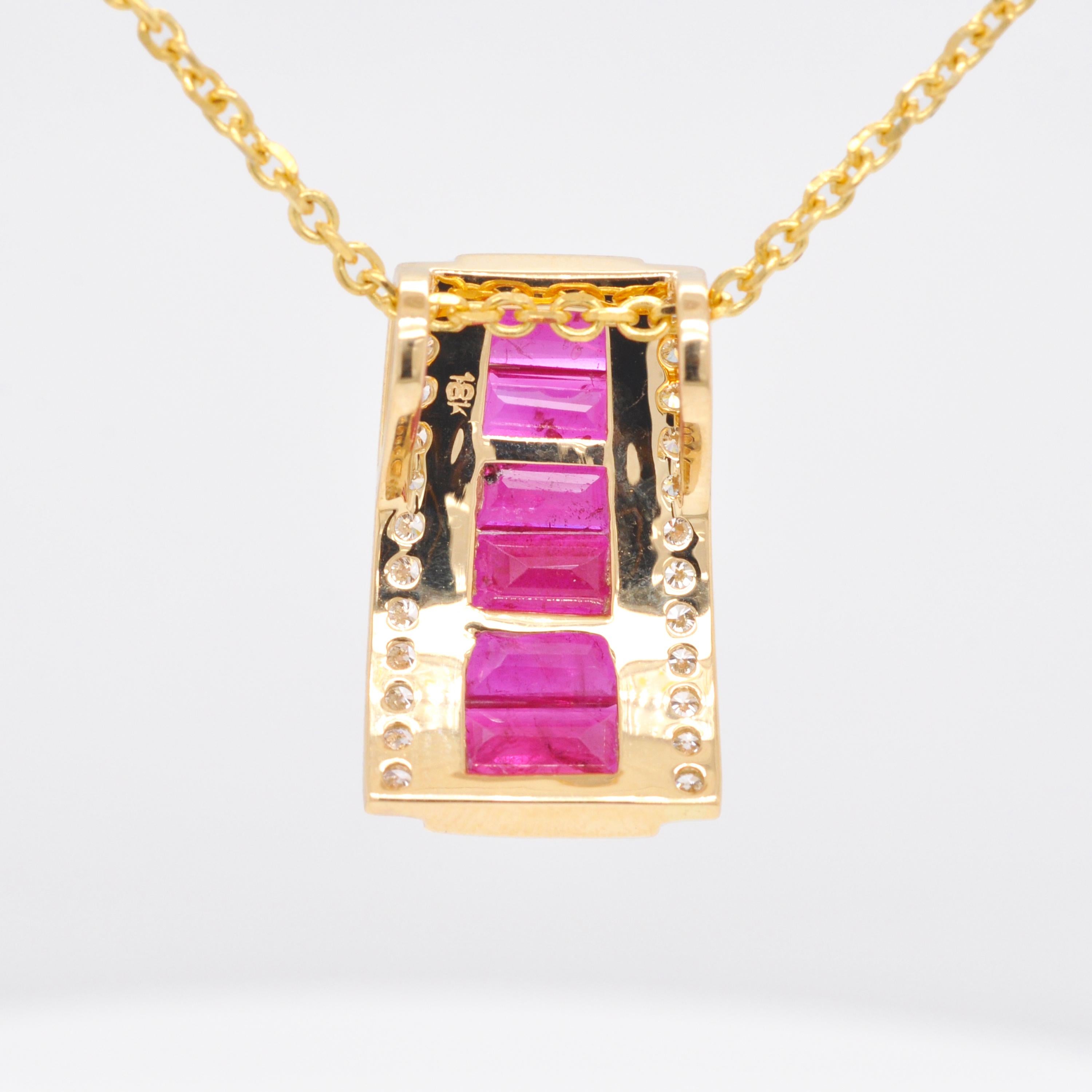 Donna Collana con ciondolo conico in oro 18K con rubino baguette Art Deco con diamante a piramide in vendita