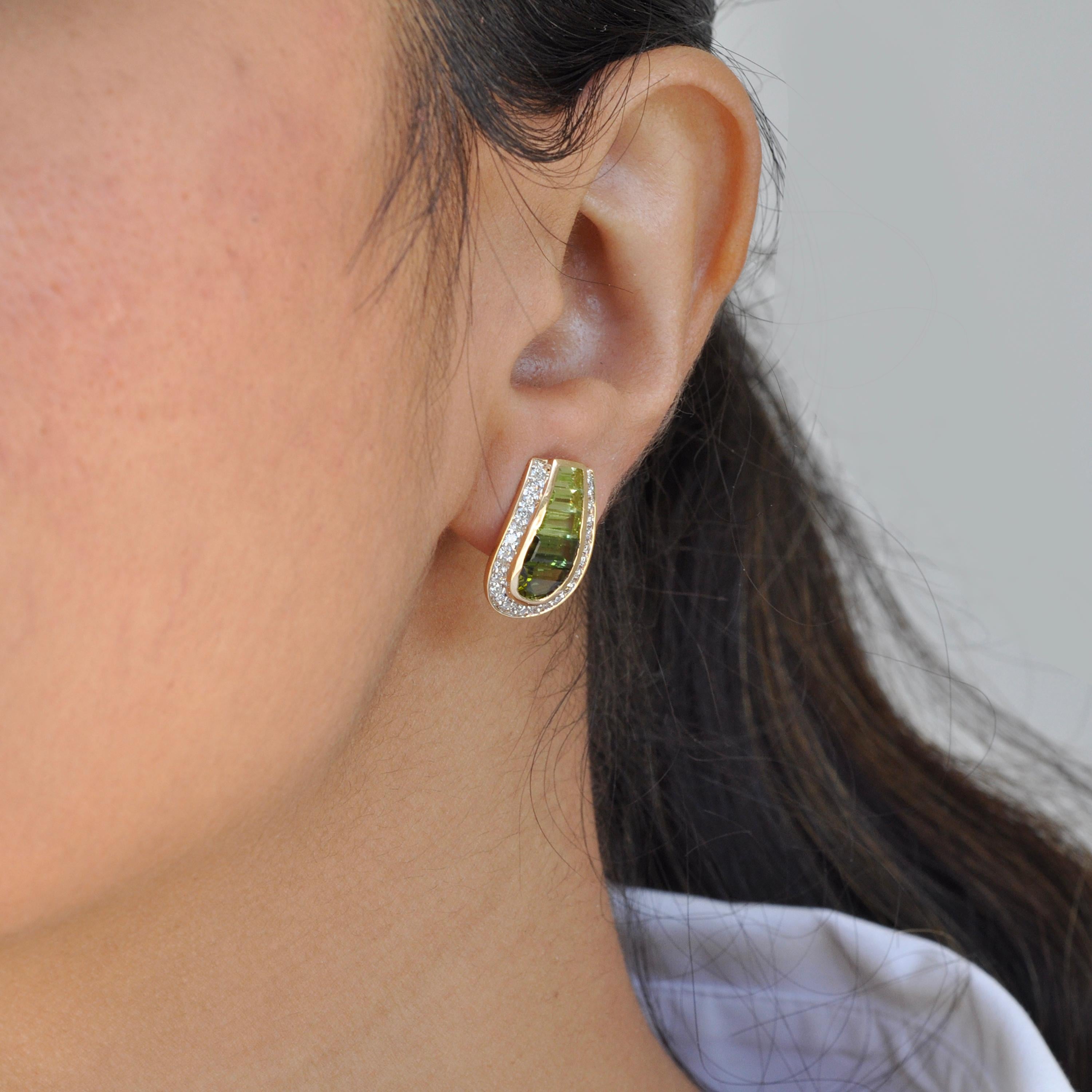 Taille navette Clous d'oreilles en or 18 carats avec tourmaline verte taillée en baguette et diamants en vente