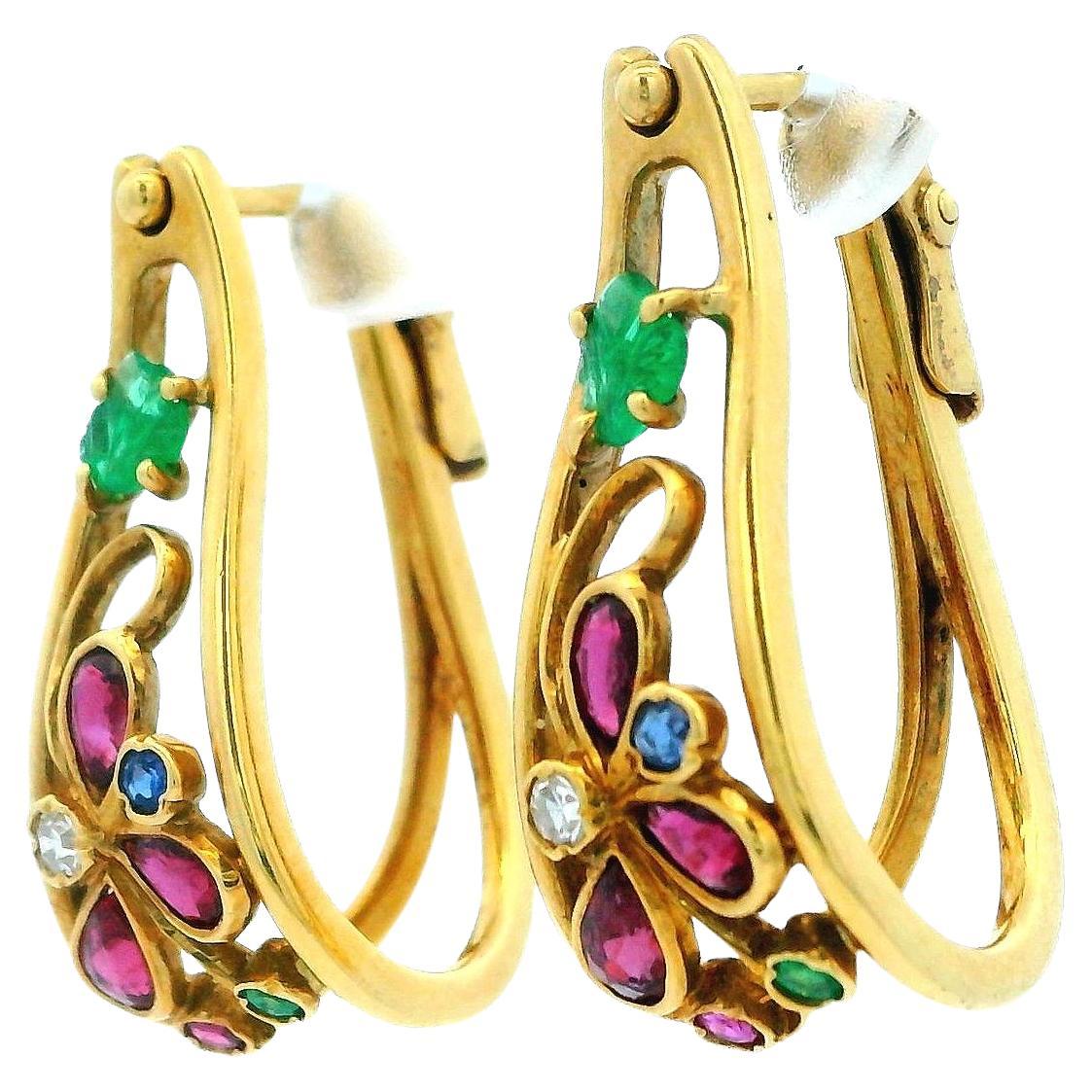 Sofisticati e vivaci, questi splendidi orecchini vintage sfoggiano un design ipnotico impreziosito da vibranti pietre preziose. Realizzati in oro 18 carati, i dettagliati motivi floreali sono accentuati da pietre verdi, rosa e blu, che formano una