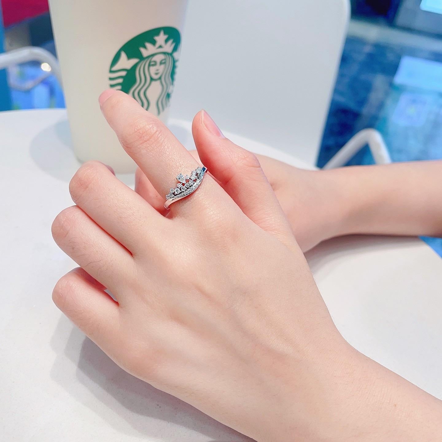 Modern 18K Gold Teardrop Crown Ring with Natural Diamonds For Sale