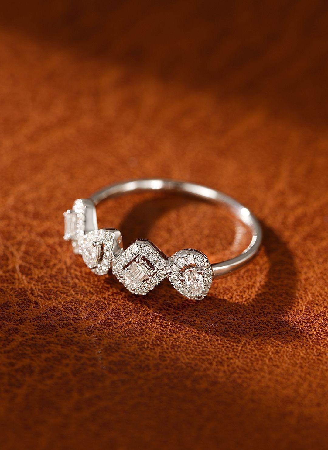 18K Gold Teardrop Emerald-Cut Ring with Natural Diamonds In New Condition For Sale In Hong Kong, HK