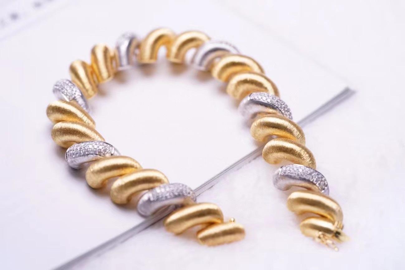 Bracciale con bobina telefonica in oro 18K e diamanti

Diamanti - 1,635 CT
Oro 18K - 35,77 GM