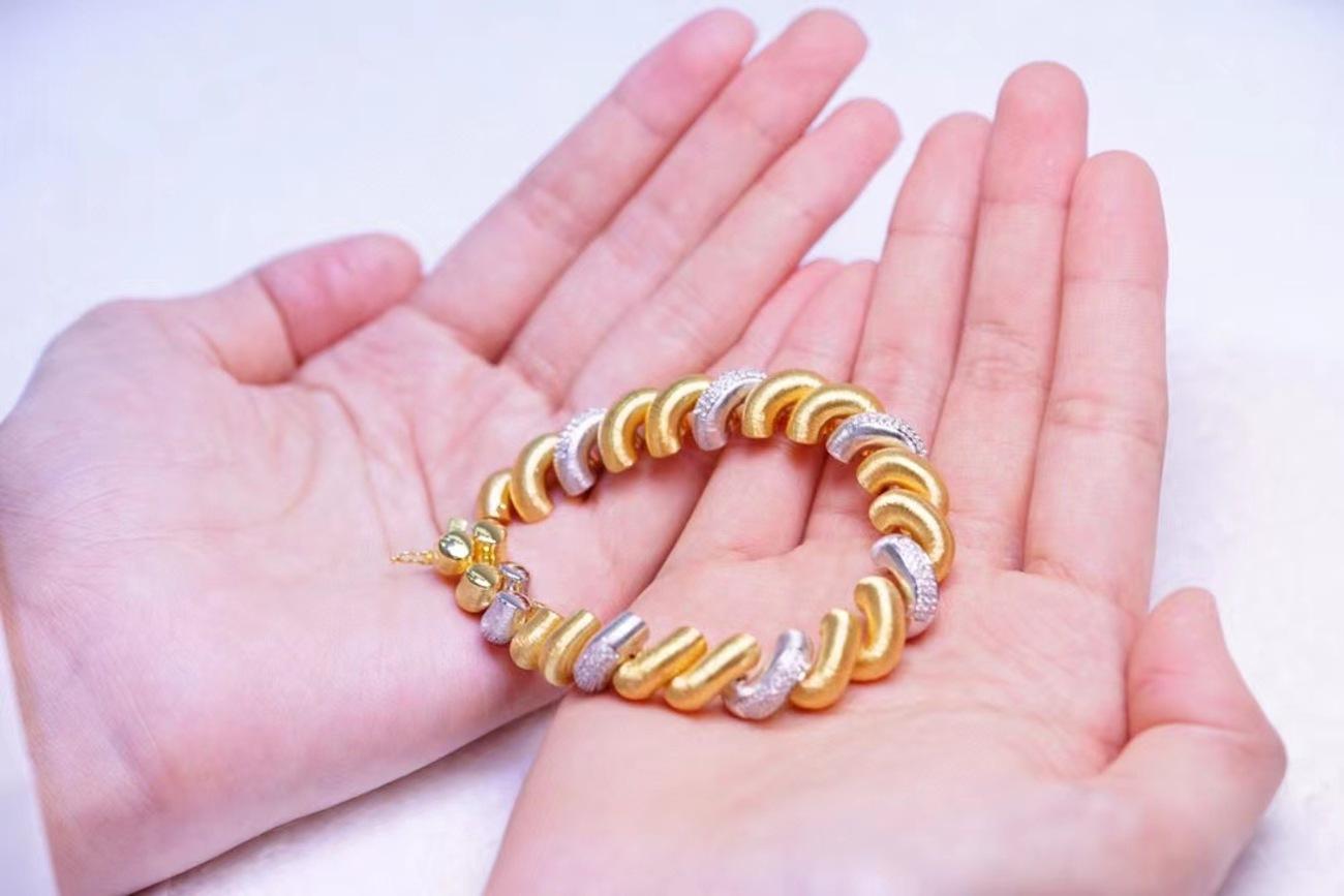 Moderno Bracciale con bobina telefonica in oro 18K e diamanti in vendita