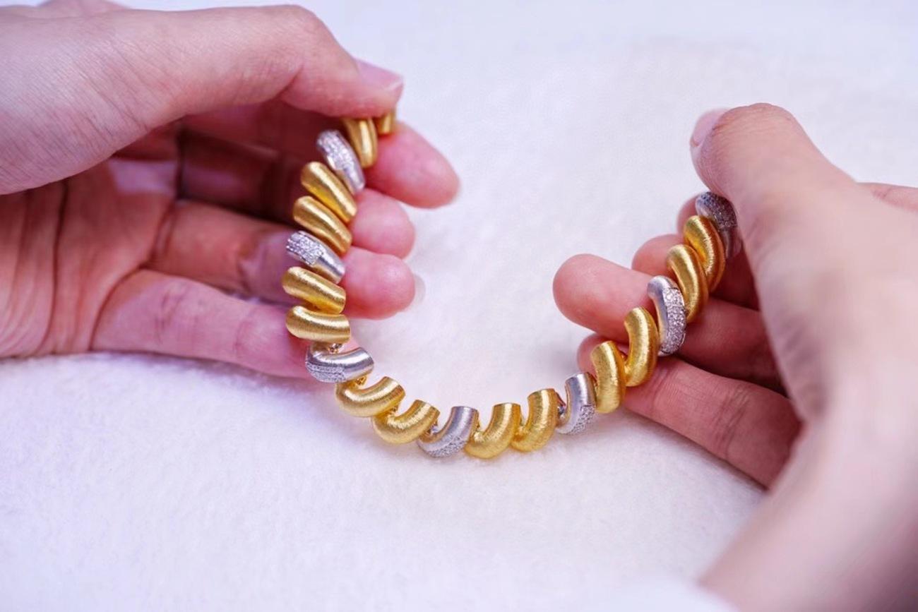 Taglio rotondo Bracciale con bobina telefonica in oro 18K e diamanti in vendita