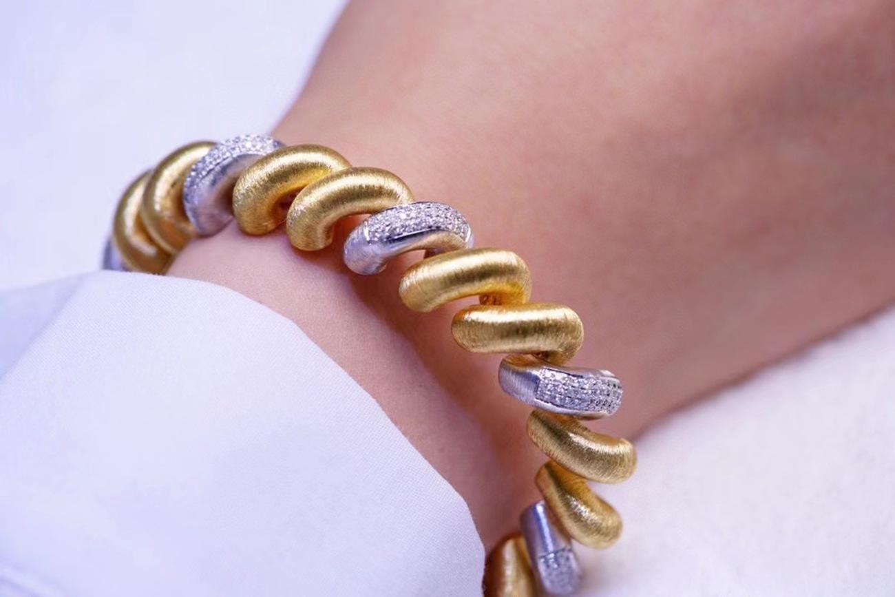 Bracciale con bobina telefonica in oro 18K e diamanti in vendita 1