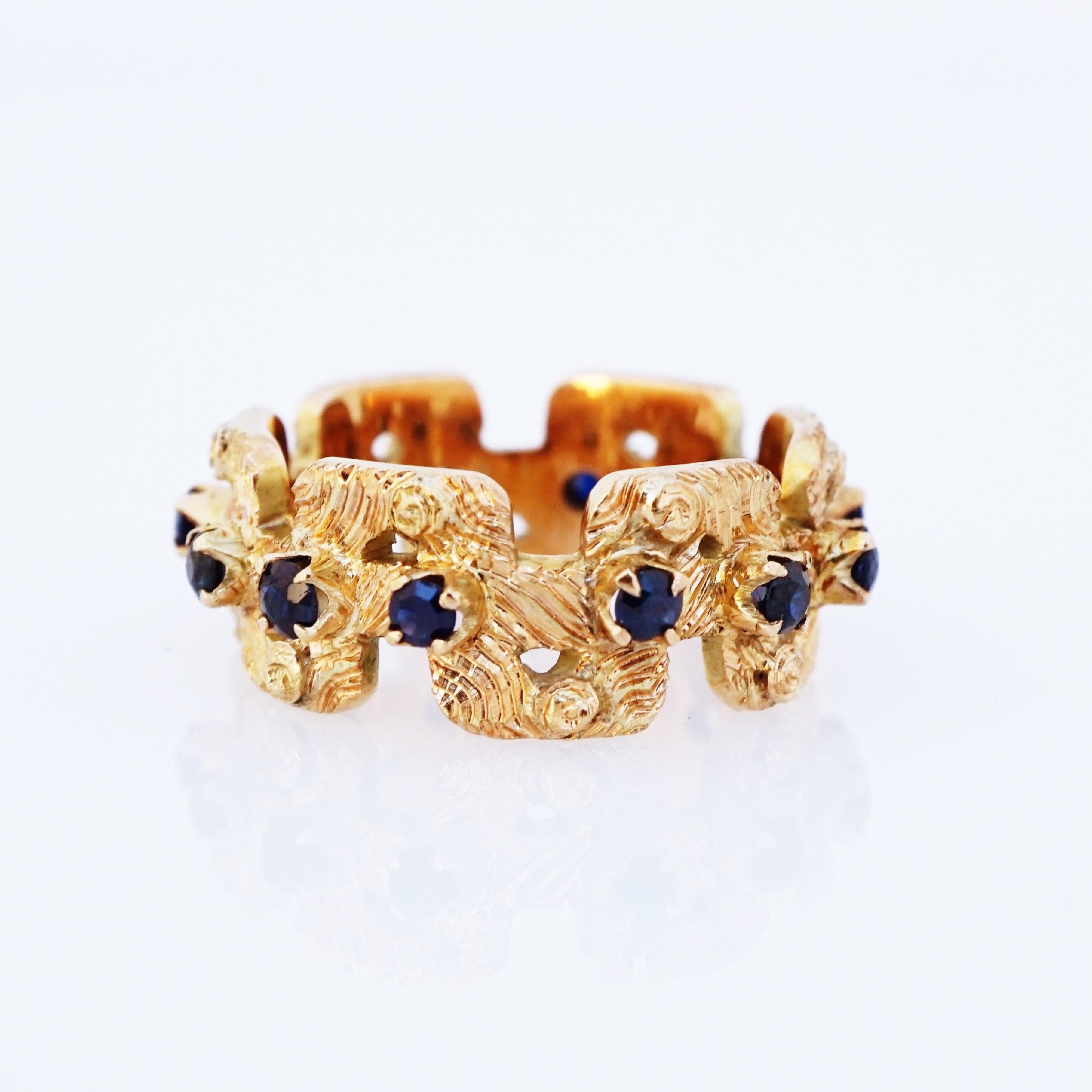 Round Cut 18k Gold Textured Modernist Ring with Sapphires, 1970s For Sale