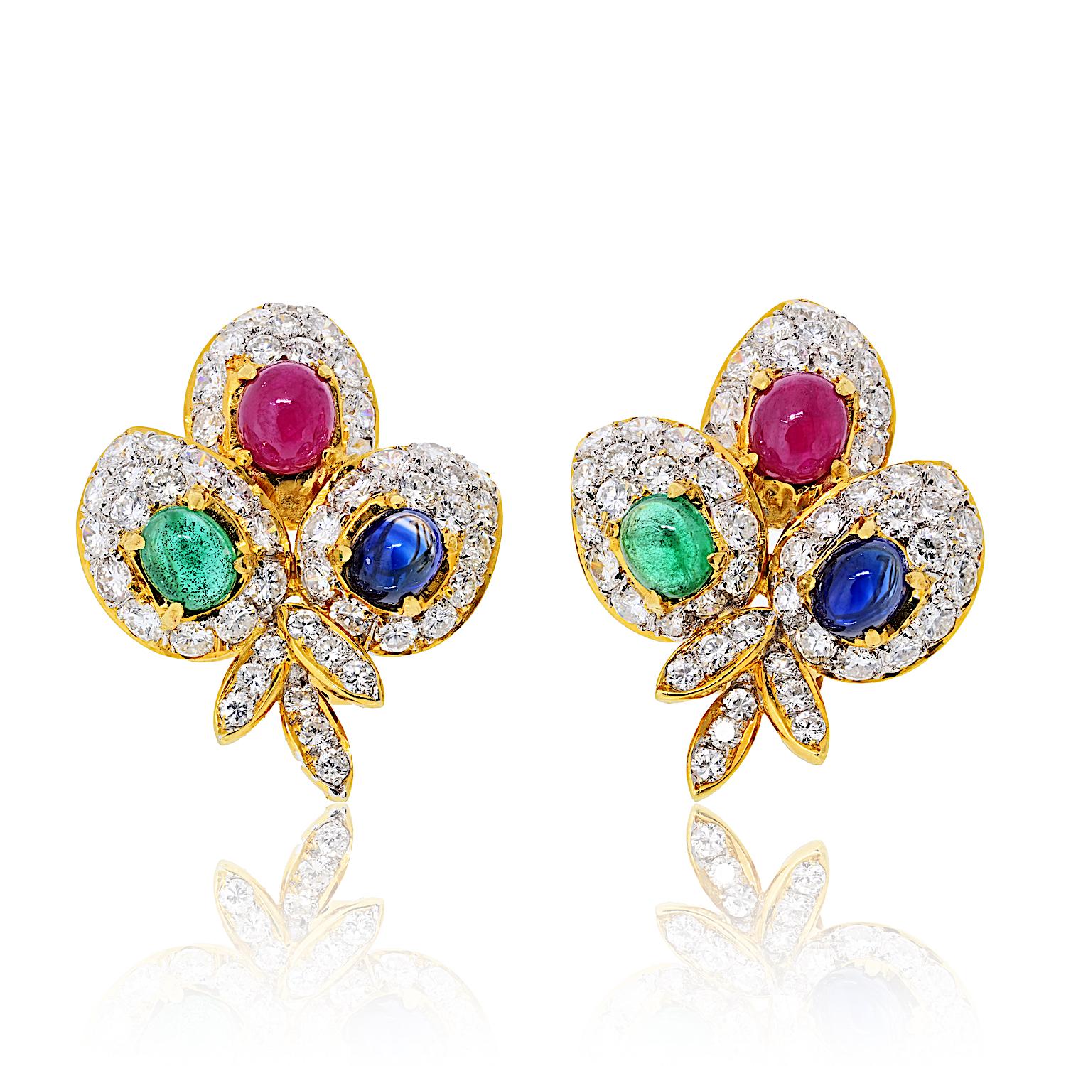 Ces boucles d'oreilles sont une célébration vibrante de la couleur et de l'artisanat. Réalisée à la main en or jaune 18 carats, chaque boucle d'oreille est conçue en forme de grappe à trois feuilles, entièrement incrustée de diamants taille brillant