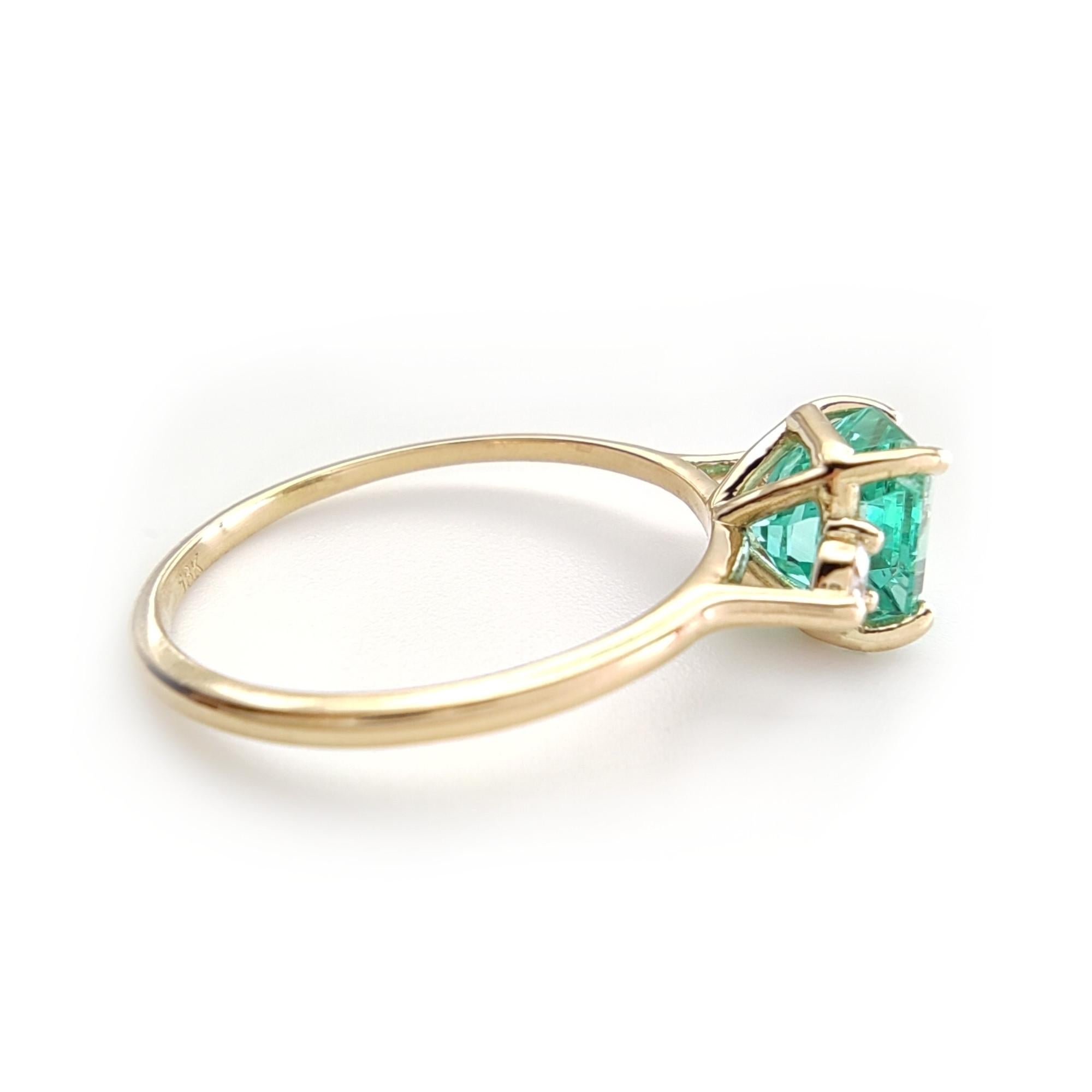18K Gold Three-Stone 1.18ct Emerald and Diamond Minimalist Ring for Daily Wear For Sale 5