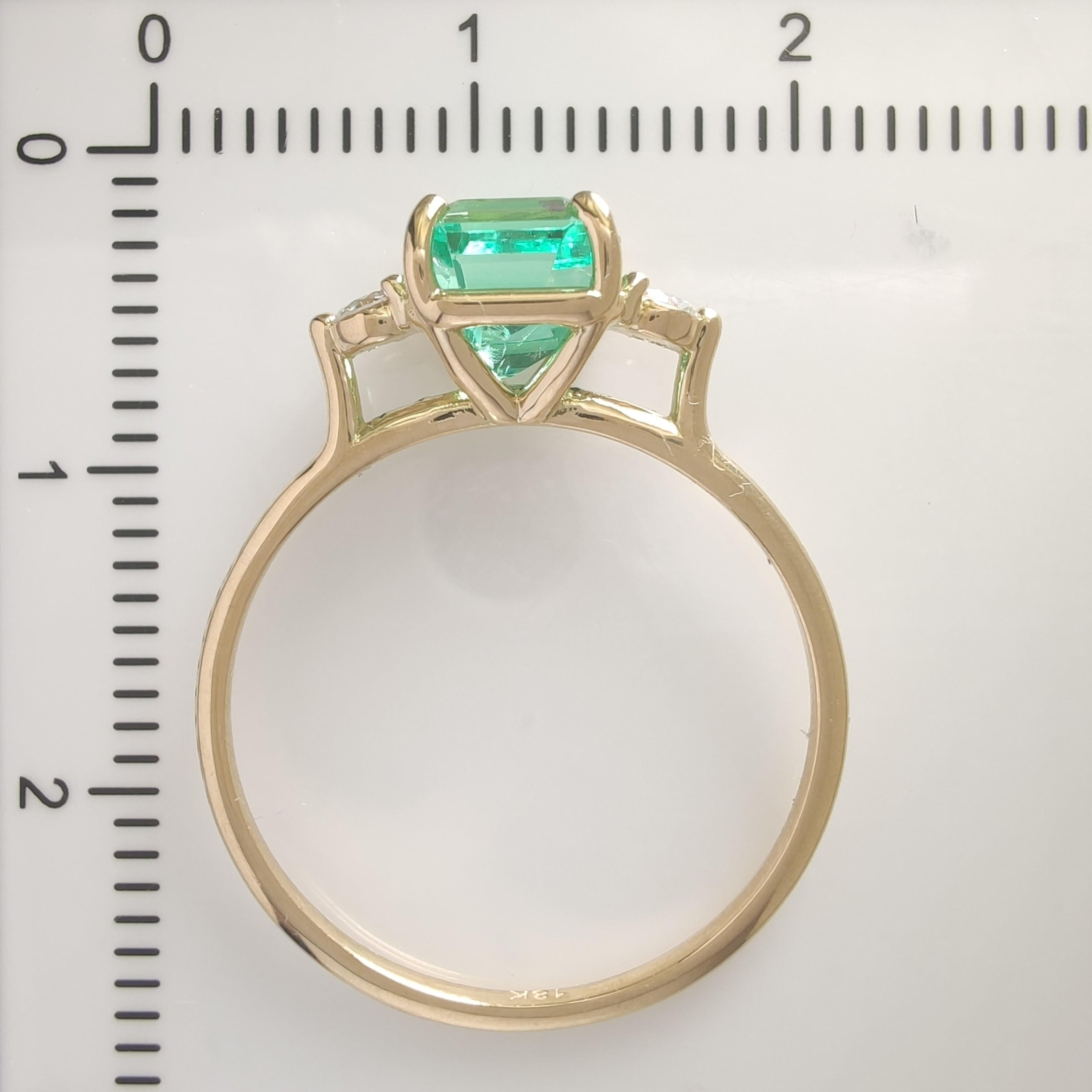 18K Gold Three-Stone 1.18ct Emerald and Diamond Minimalist Ring for Daily Wear For Sale 8