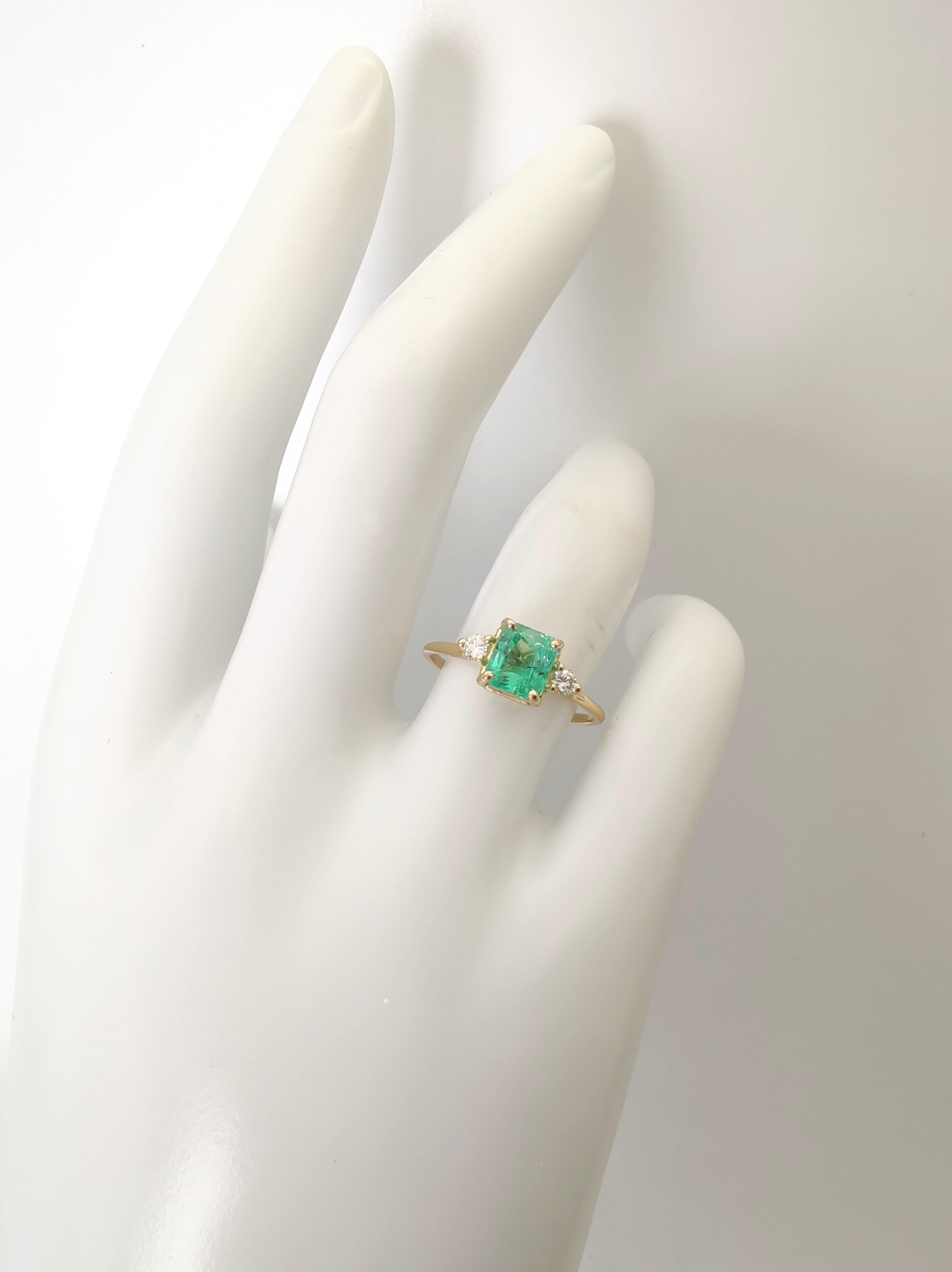 18K Gold Three-Stone 1.18ct Emerald and Diamond Minimalist Ring for Daily Wear For Sale 9