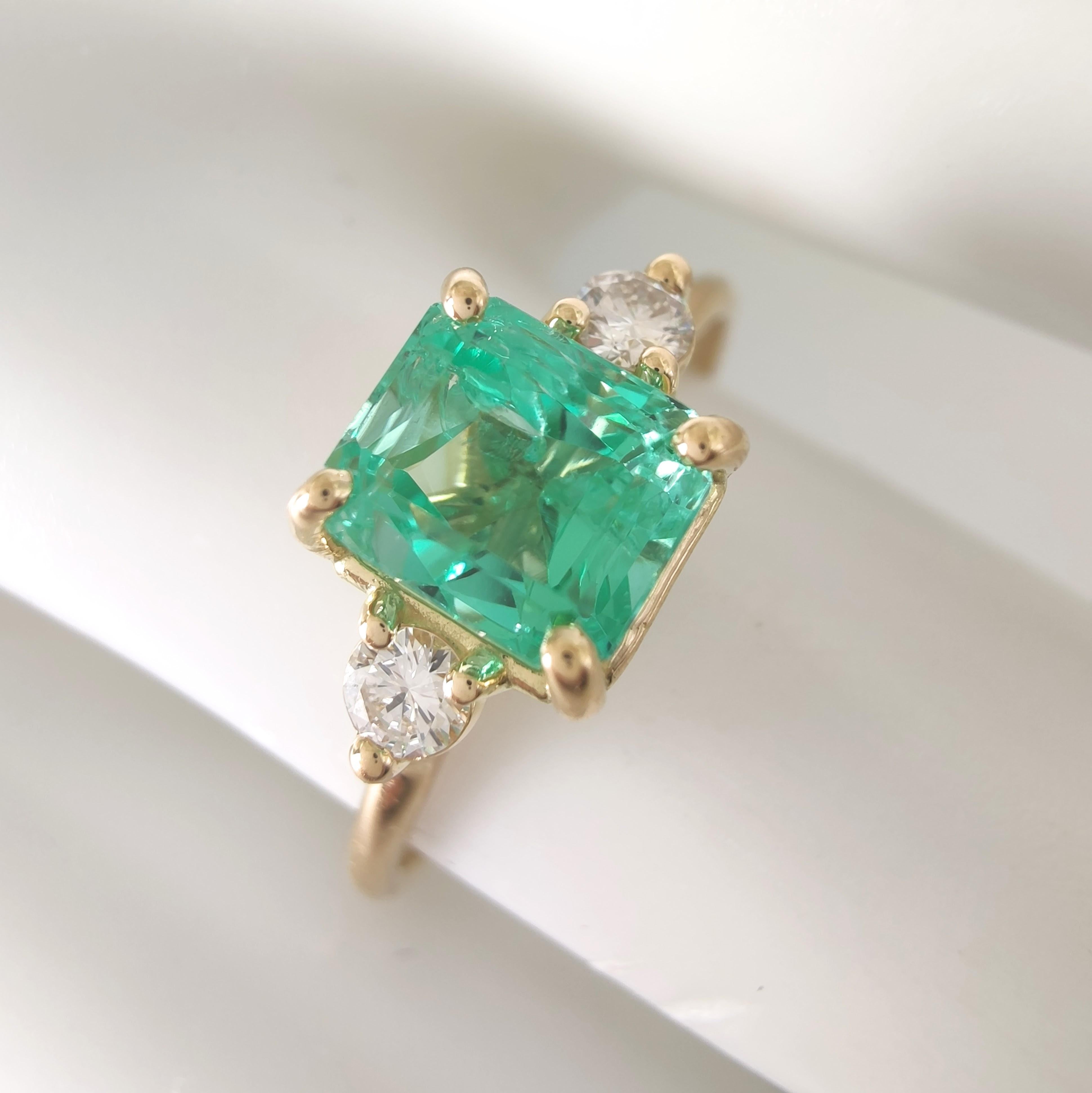 18K Gold Three-Stone 1.18ct Emerald and Diamond Minimalist Ring for Daily Wear For Sale 1