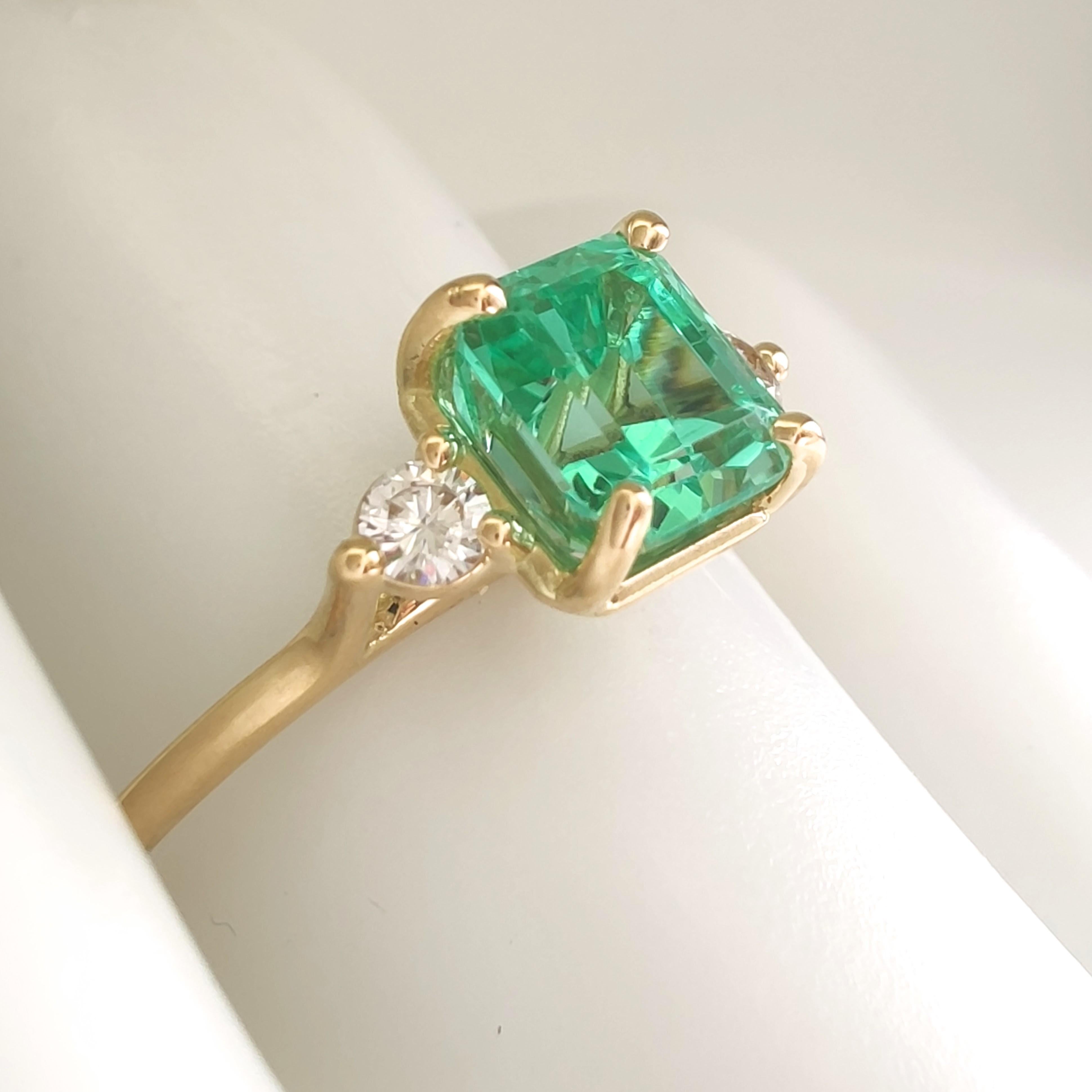18K Gold Three-Stone 1.18ct Emerald and Diamond Minimalist Ring for Daily Wear For Sale 2