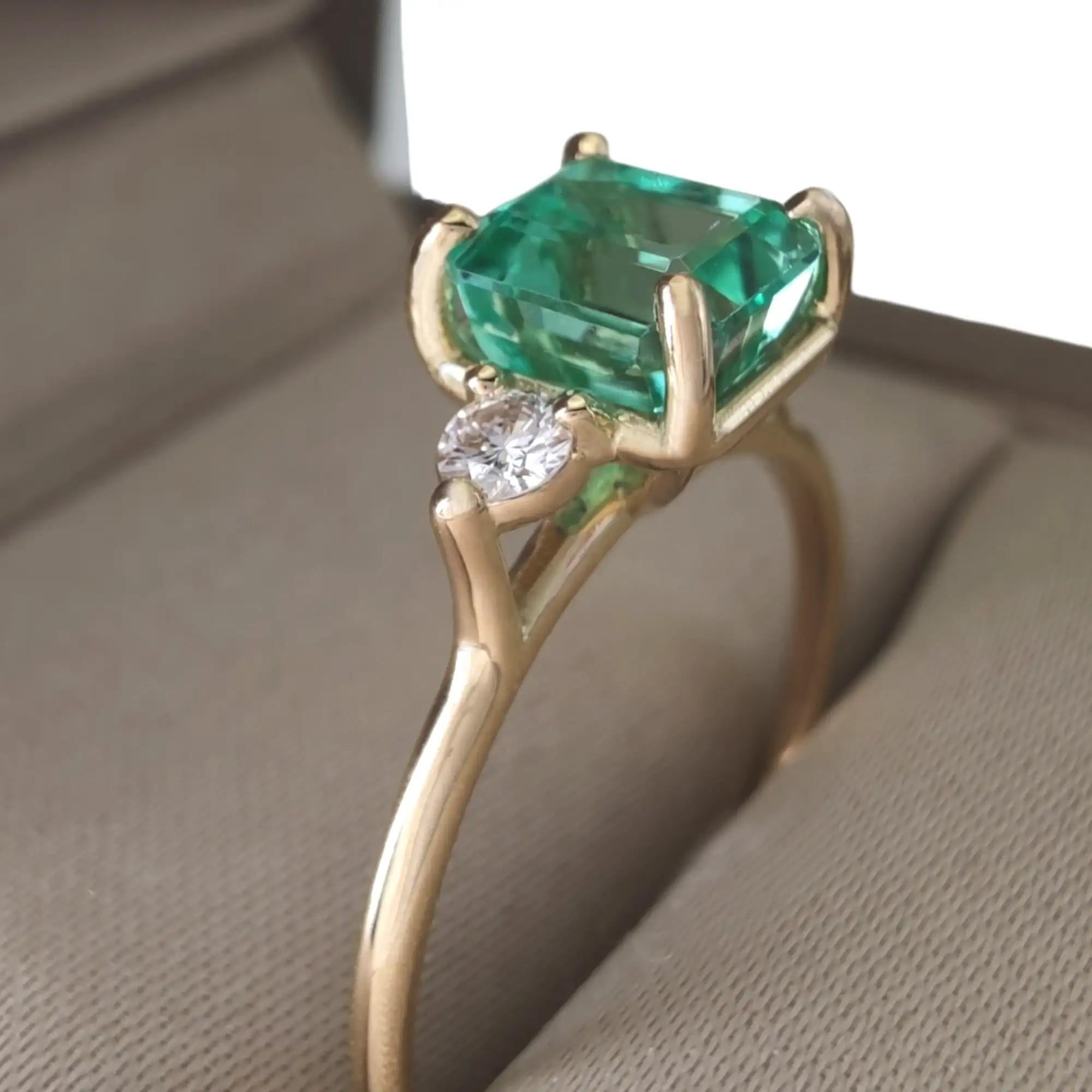 18K Gold Three-Stone 1.18ct Emerald and Diamond Minimalist Ring for Daily Wear In New Condition For Sale In Sant Josep de sa Talaia, IB