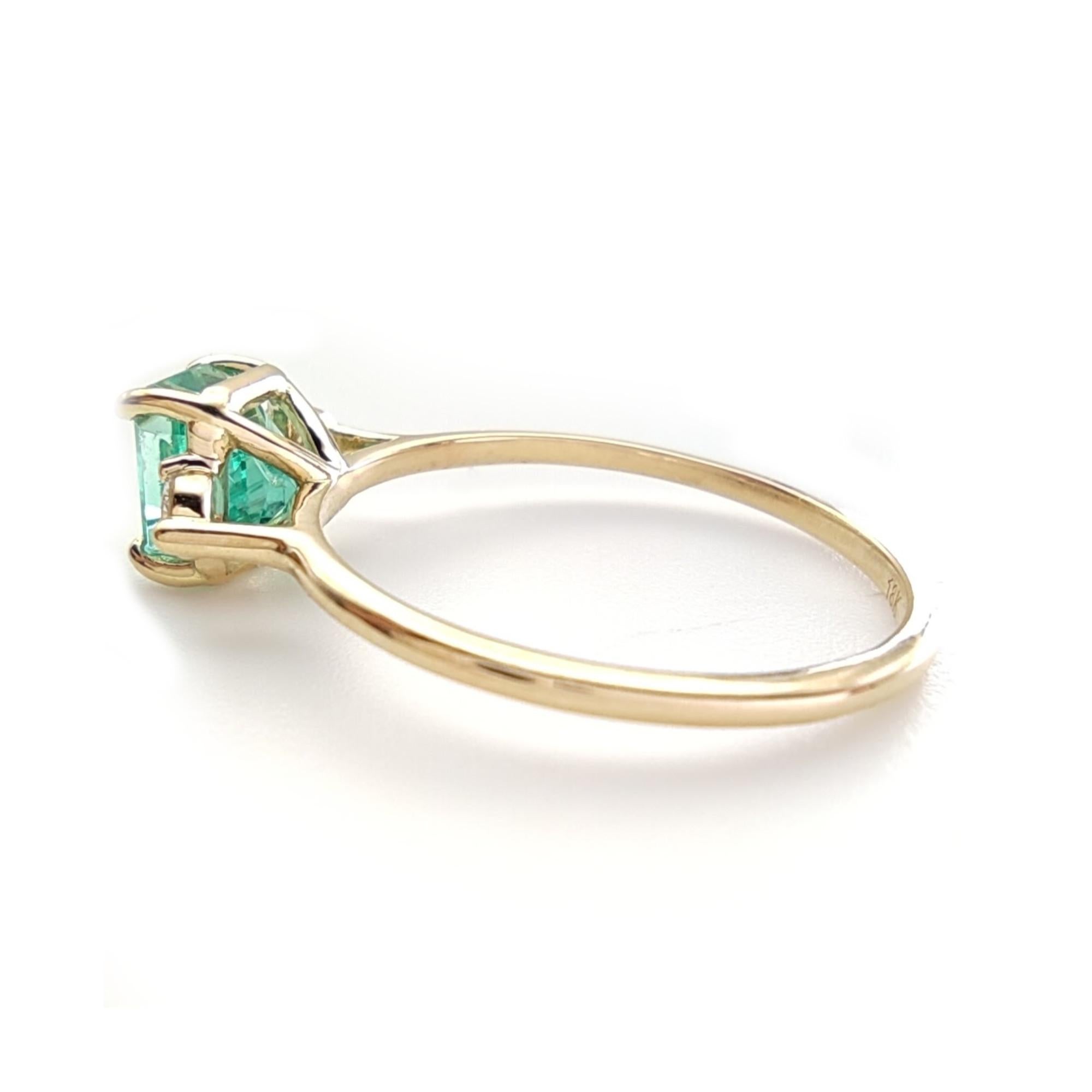 18K Gold Three-Stone 1.18ct Emerald and Diamond Minimalist Ring for Daily Wear For Sale 3