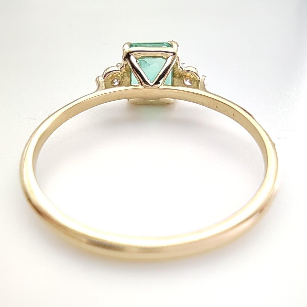 18K Gold Three-Stone 1.18ct Emerald and Diamond Minimalist Ring for Daily Wear For Sale 4