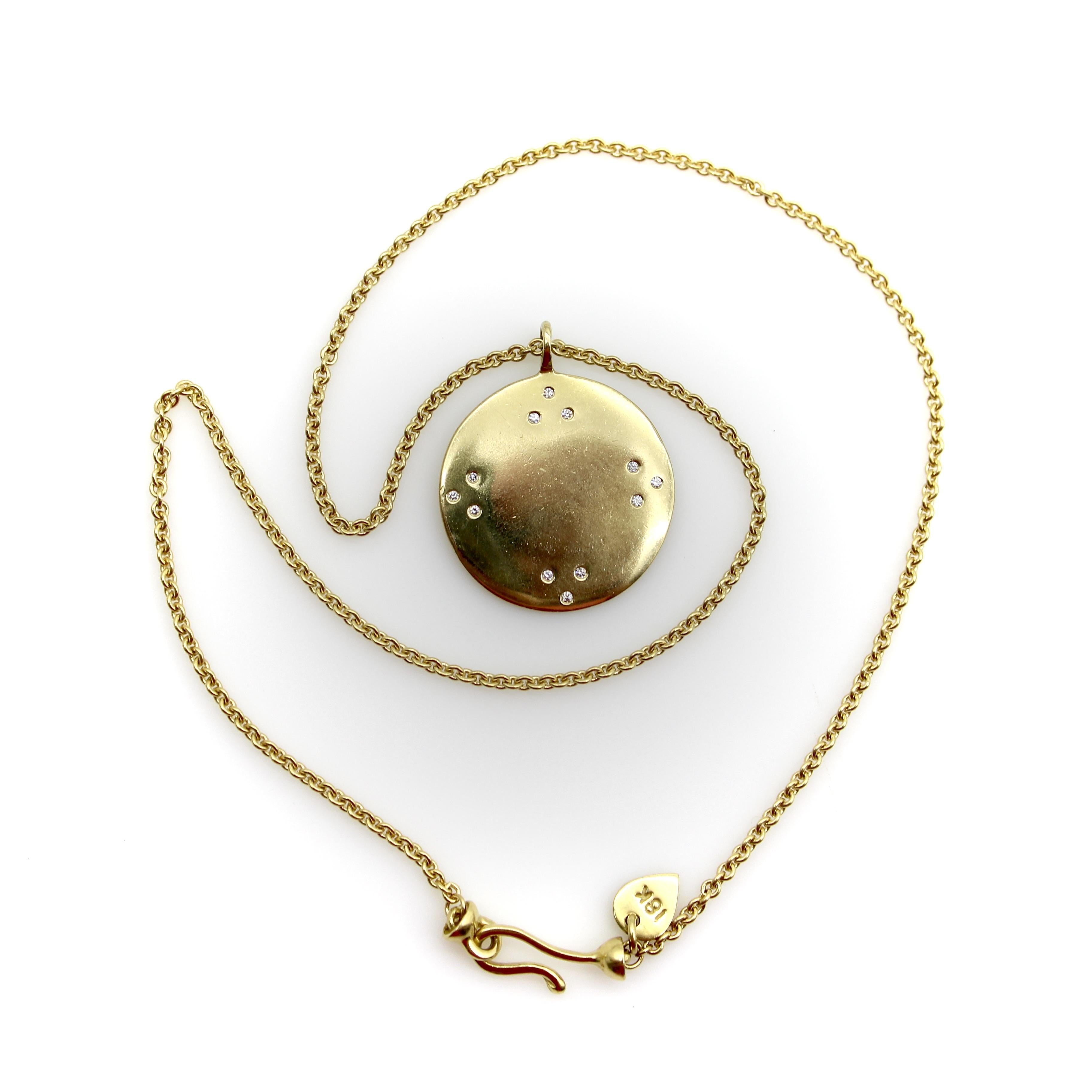 Ce pendentif en or 18 carats s'inspire de l'histoire de Yama dans le Livre des morts tibétain. Yama, le seigneur de la mort, brandit le miroir du karma ; toutes les actions d'une personne s'y reflètent. Le miroir symbolise le fait de faire face aux